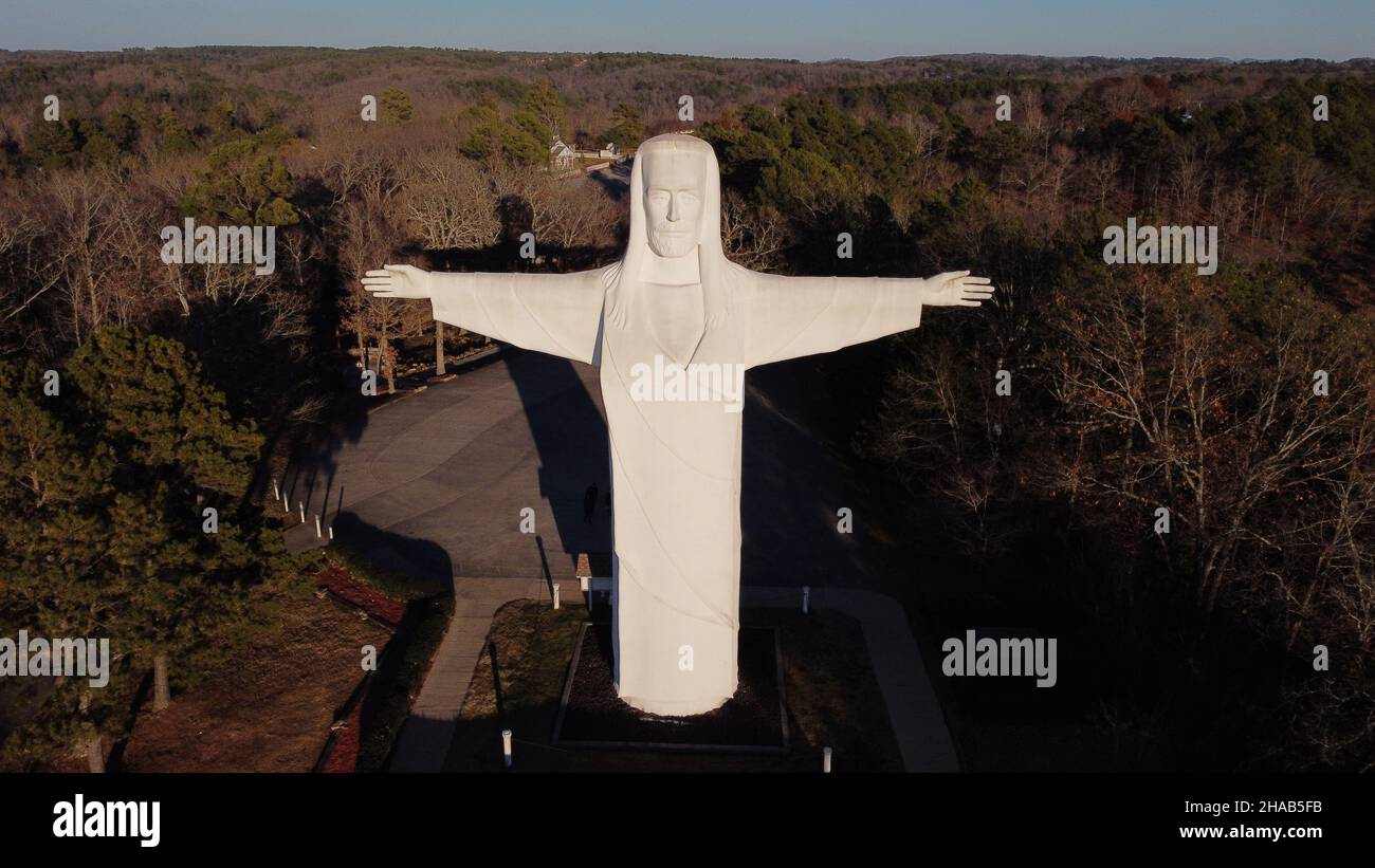 Vista aerea della statua di Cristo degli Ozarks vicino a Eureka Springs, AR durante il fogliame invernale, novembre 2021. Foto Stock