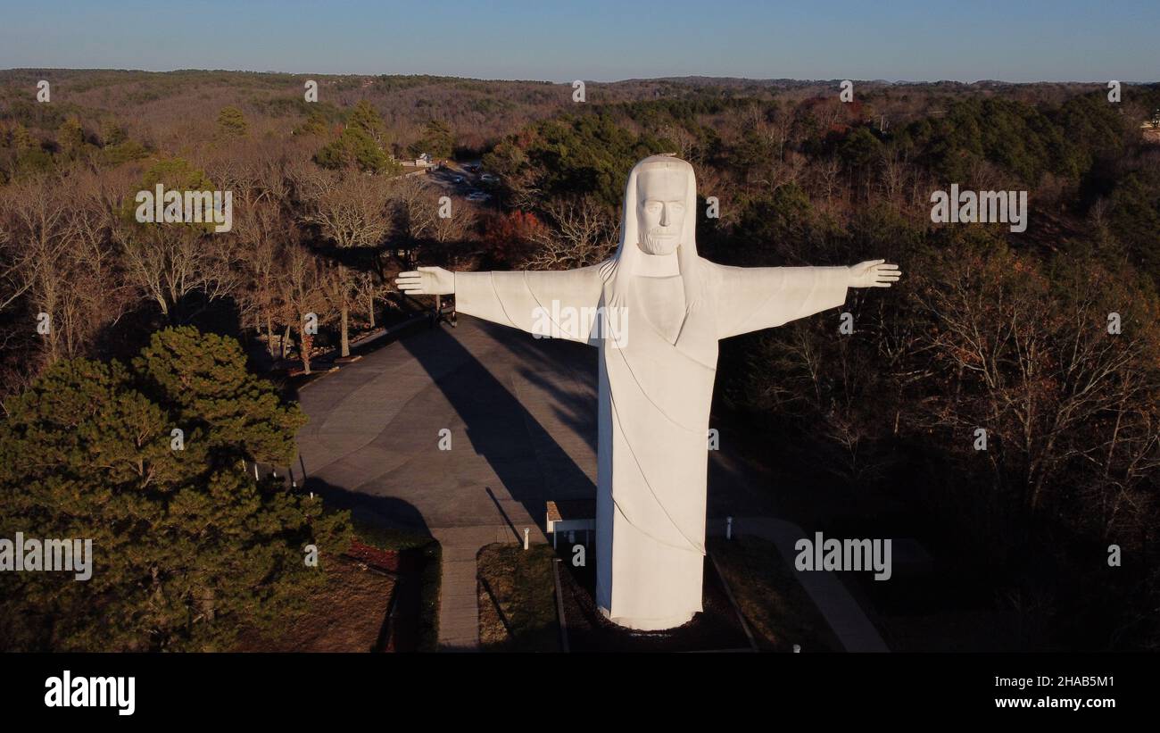 Vista aerea della statua di Cristo degli Ozarks vicino a Eureka Springs, AR durante il fogliame invernale, novembre 2021. Foto Stock