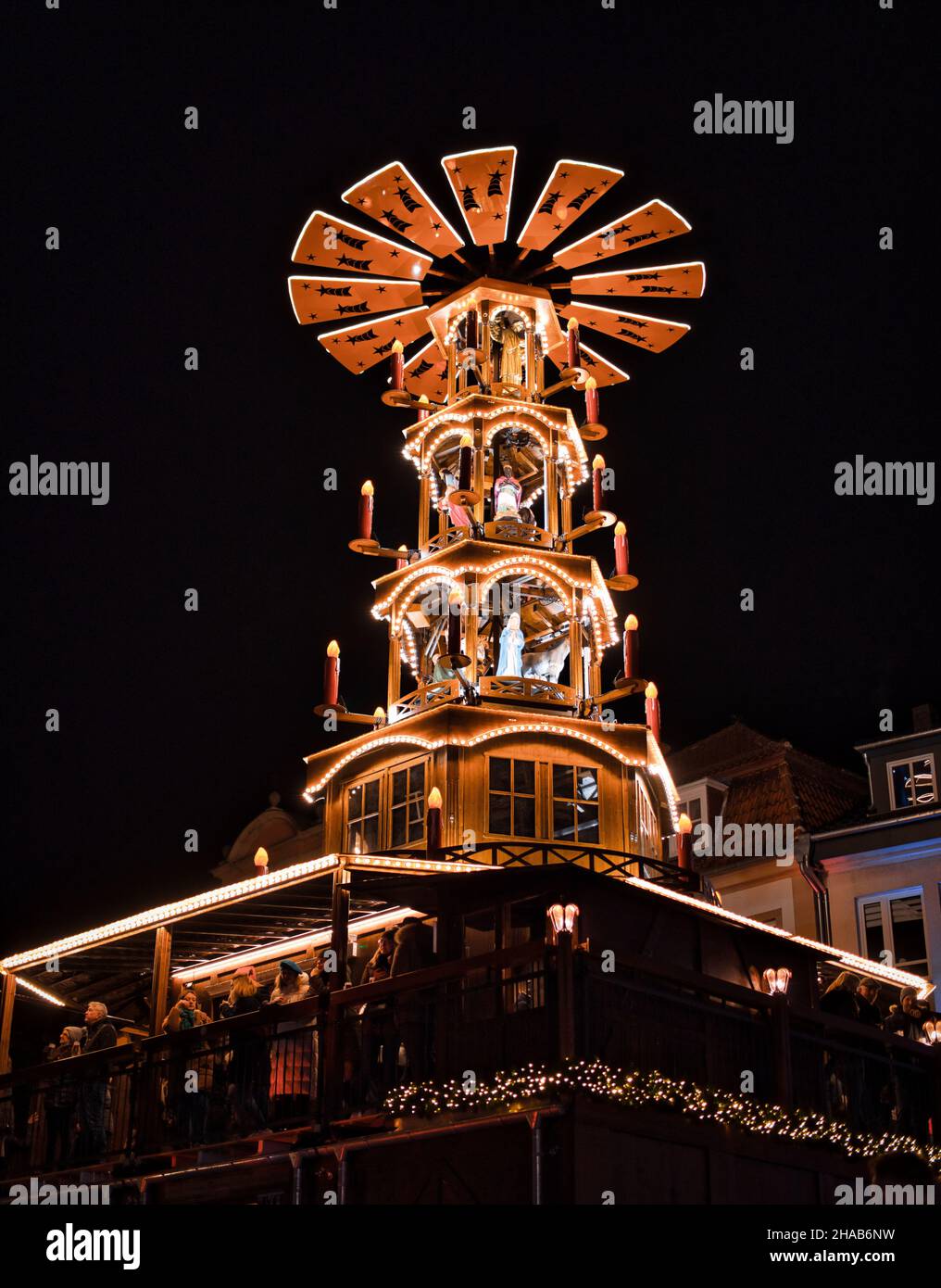 Piramide del mercato di Natale con bancarelle di VIN brulé e balconi come nuova attrazione al mercato di Natale di Paderborn Foto Stock