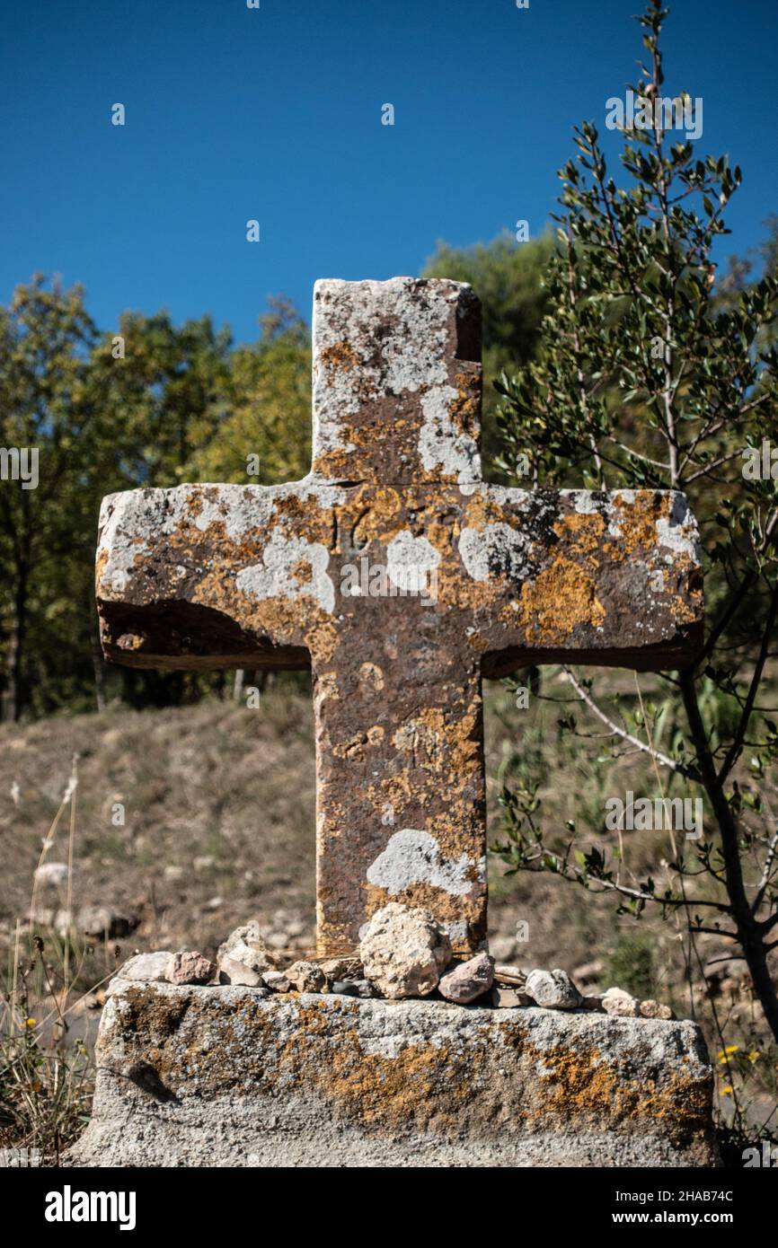 Vecchia croce in pietra del 1600 che domina Cessenon sur Orb, Francia Foto Stock