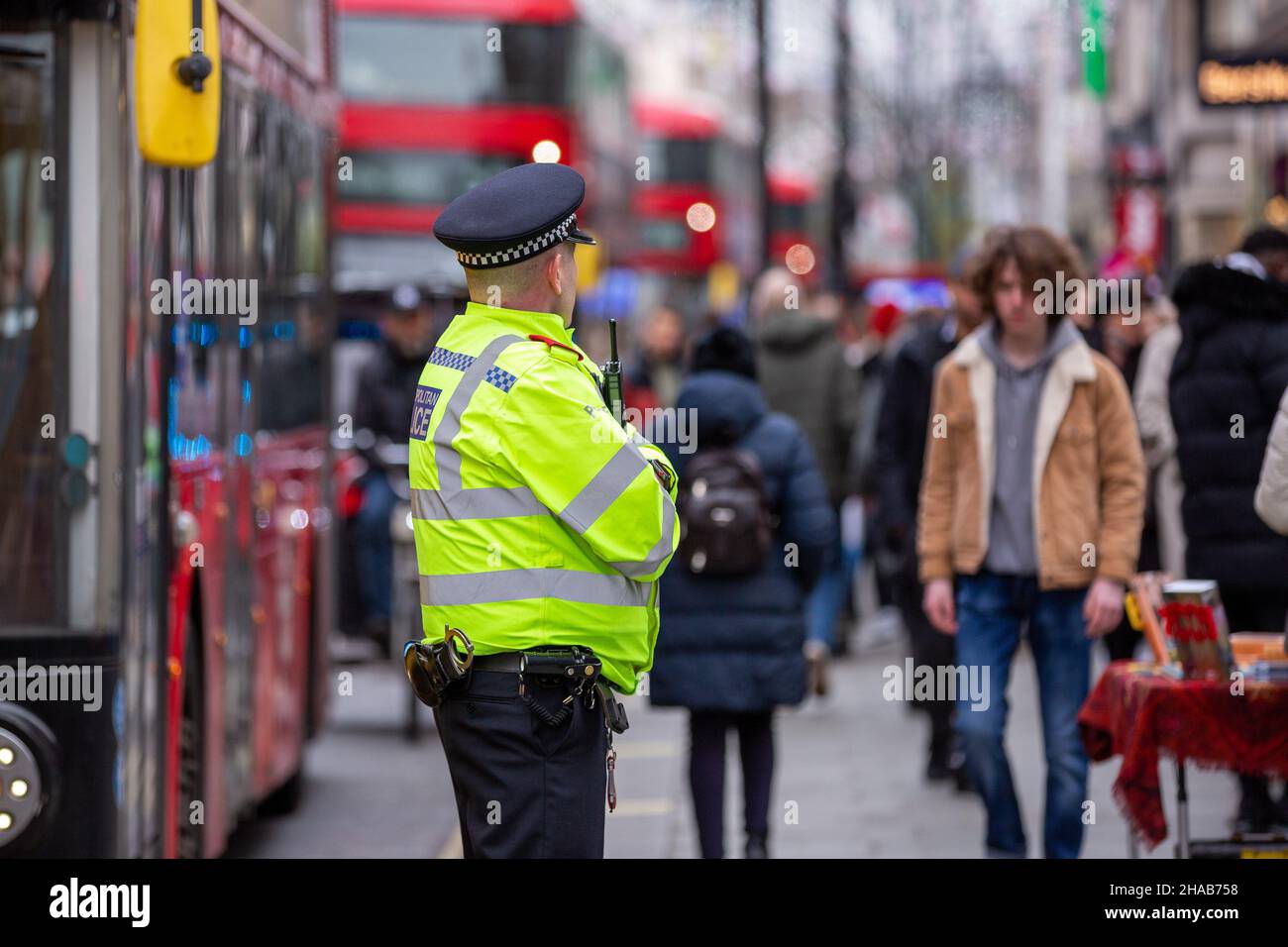 Londra, Regno Unito. 11th Dic 2021. Un poliziotto Metropolitano in uniforme ha visto stare in guardia a Oxford Circus. (Foto di Pietro Recchia/SOPA Images/Sipa USA) Credit: Sipa USA/Alamy Live News Foto Stock