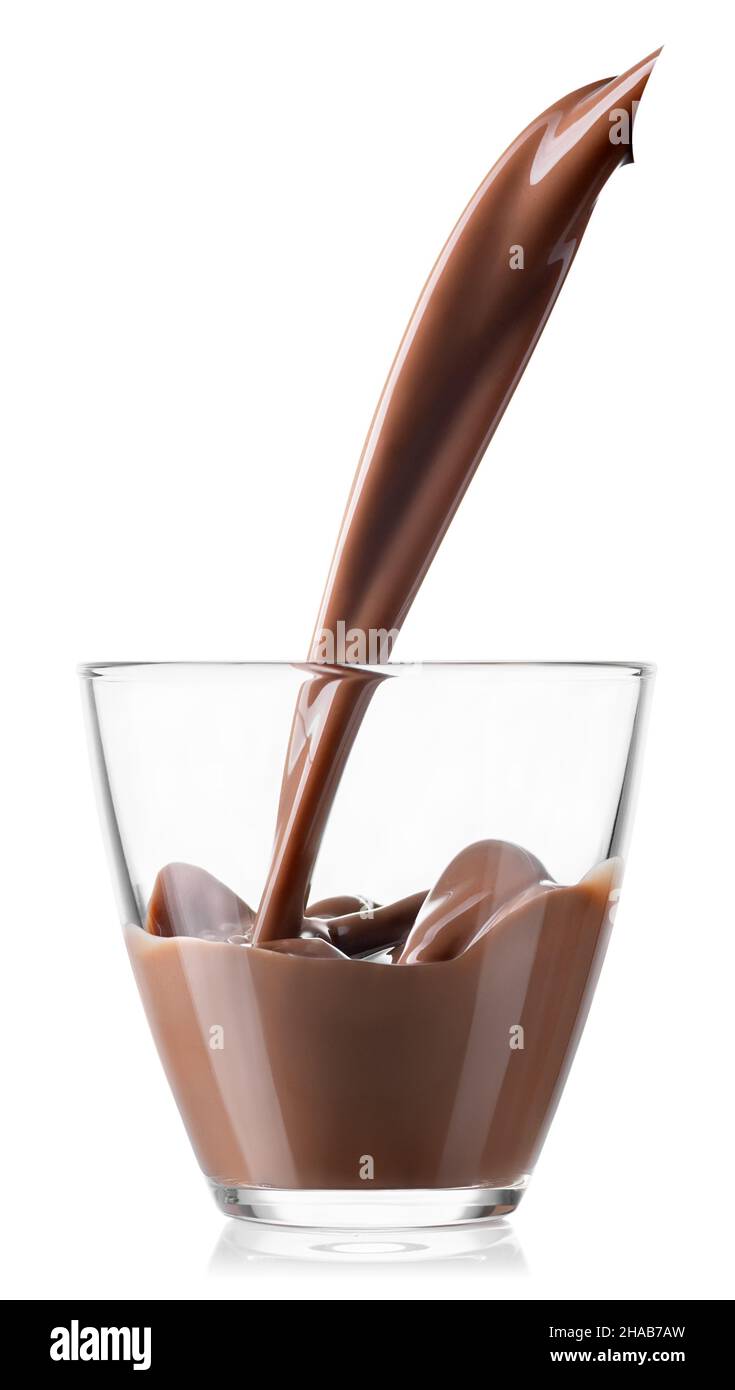 latte al cioccolato o bevanda al cacao che si versa in un bicchiere Foto Stock