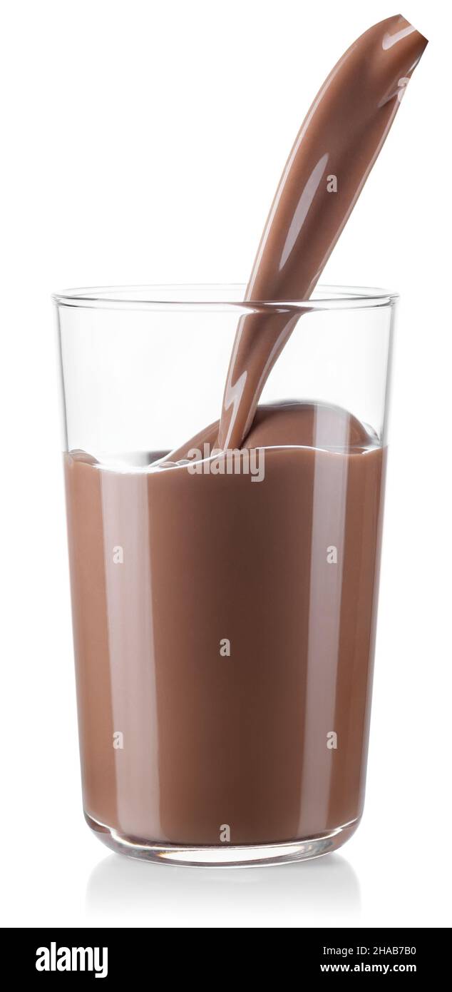 latte al cioccolato o bevanda al cacao che si versa in un bicchiere Foto Stock