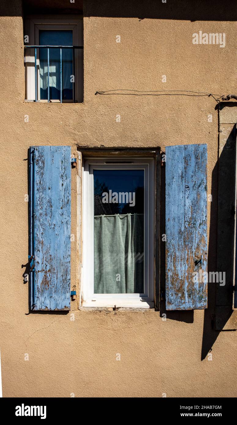 Finestra con chiusura a Cessenon sur Orb, Francia Foto Stock
