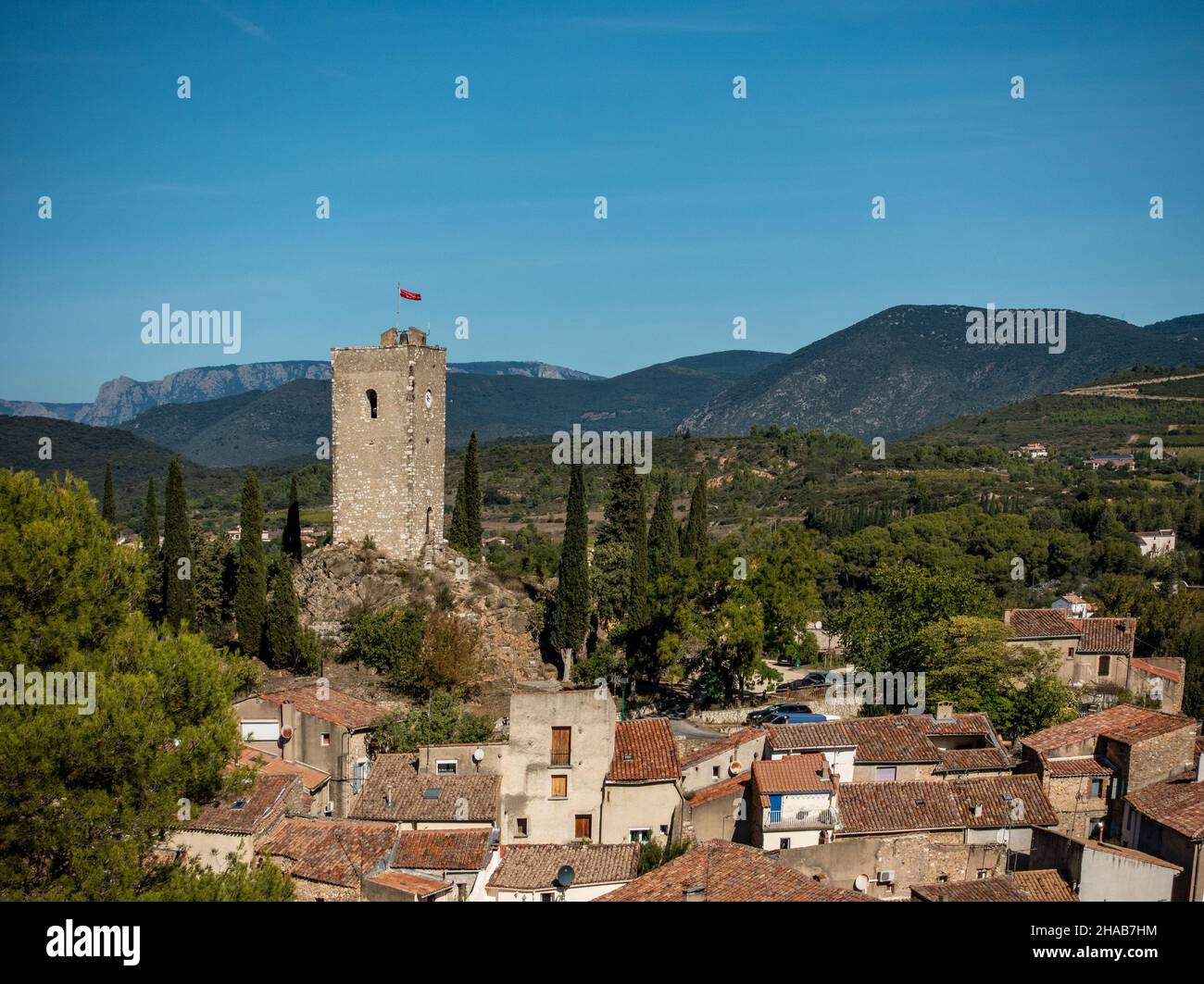 Vista panoramica verso il basso del borgo medievale di Cessenon sur Orb, Francia Foto Stock
