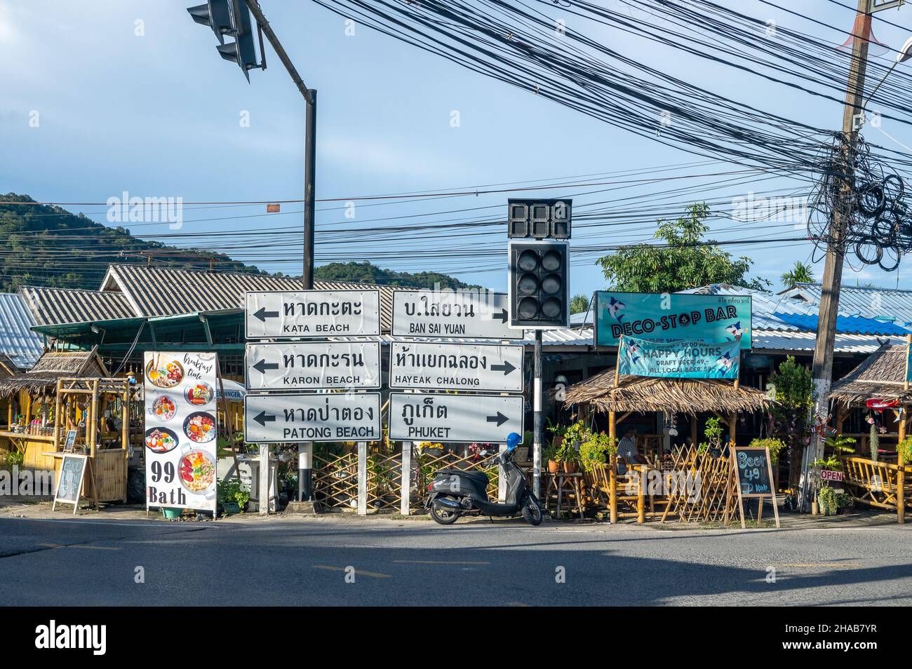Strada rurale tra Rawai e Patong a Phuket, Thailandia. Phuket è una delle principali destinazioni di viaggio. Foto Stock