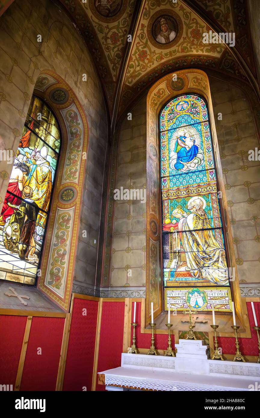 PANNONHALMA, UNGHERIA - 13 AGOSTO 2021: Vista sull'altare dell'abbazia benedettina di Pannonhalma a Pannonhalma, Ungheria Foto Stock