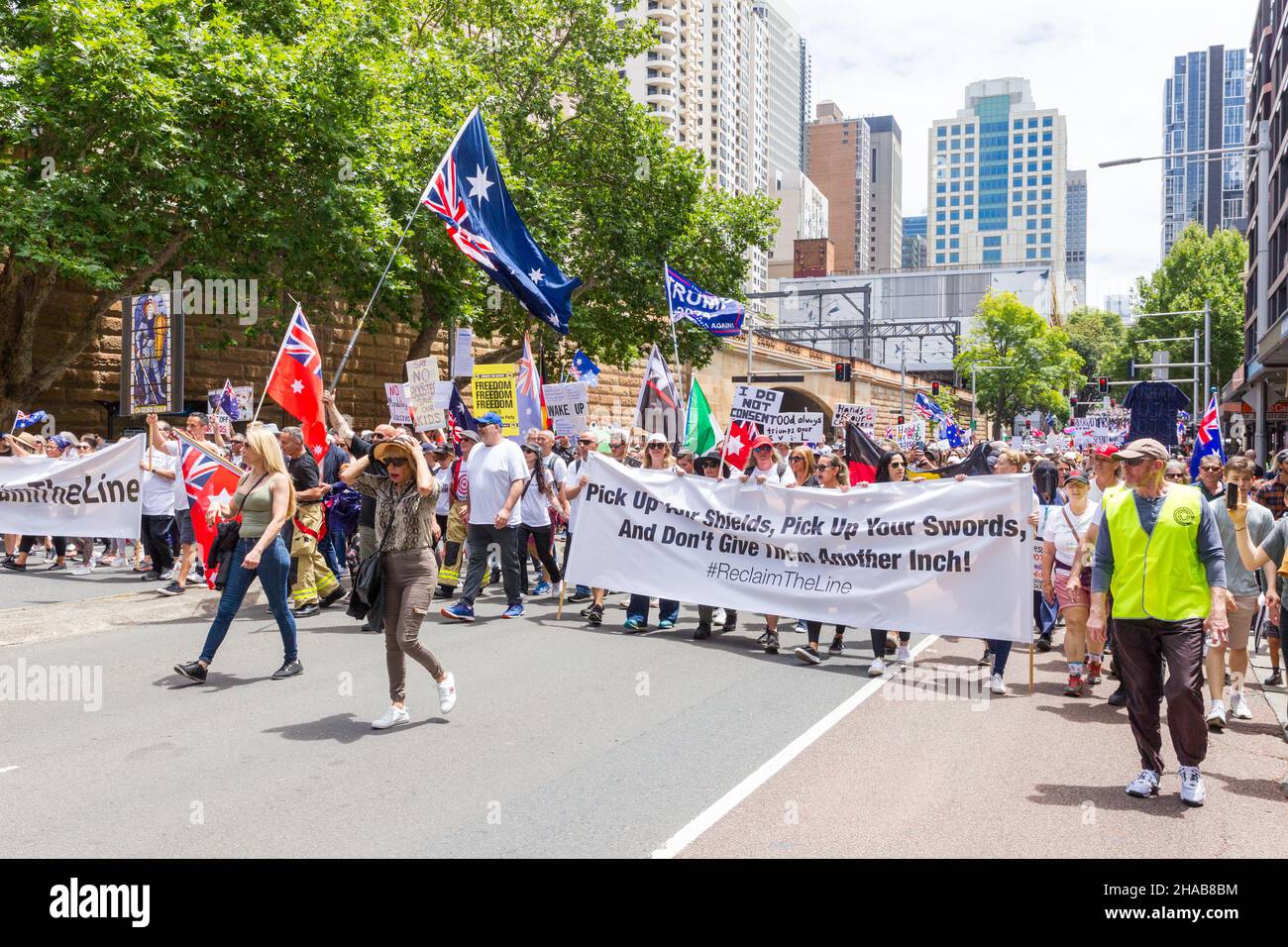 Sydney, Australia. 12 dicembre 2021. La protesta contro il blocco del coronavirus "reclama la linea", che si è verificata tra Hyde Park e Prince Alfred Park nel centro di Sydney. Nella foto: Manifestanti su Elizabeth Street. Foto Stock