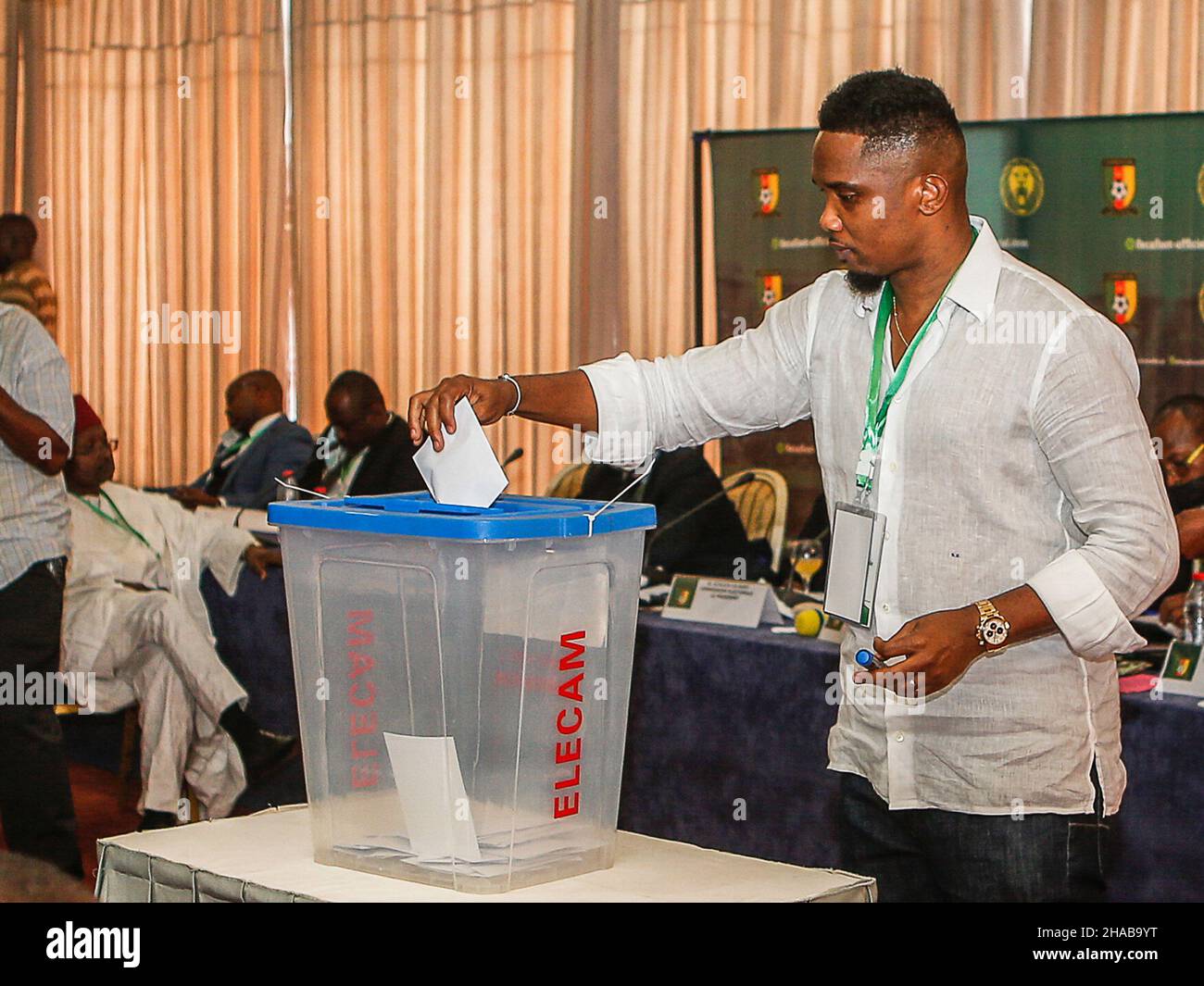 (211212) -- YAOUNDE, 12 dicembre 2021 (Xinhua) -- Samuel Eto'o lancia il suo scrutinio a Yaounde, Camerun, il 11 dicembre 2021. Camerun Football Federation sabato ha eletto la leggenda del calcio Samuel Eto'o per gestire gli affari del corpo di governo del calcio per un periodo di quattro anni. (Foto di Kepseu/Xinhua) Foto Stock