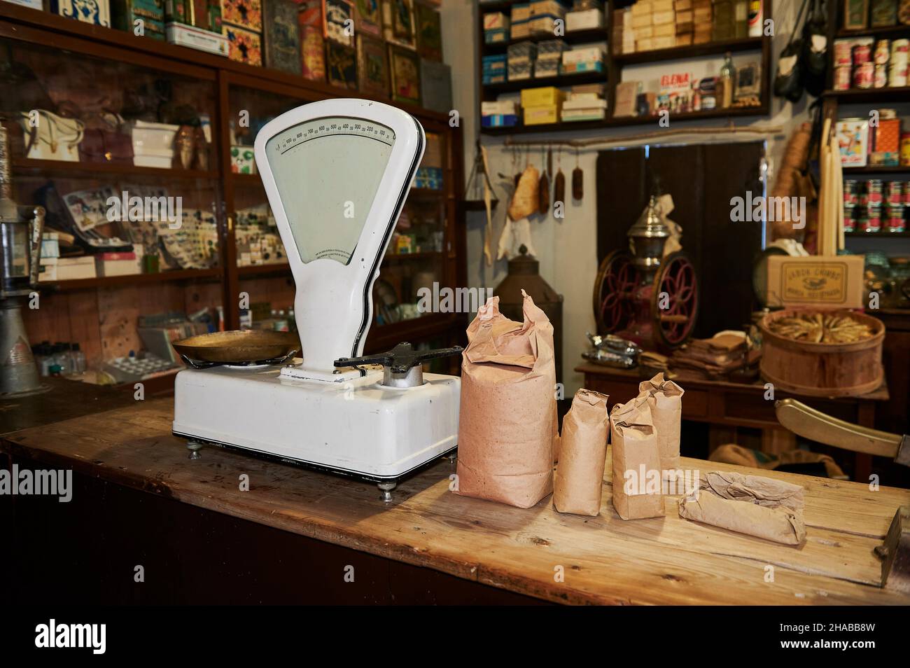 dettaglio di un vecchio negozio di alimentari con una bilancia in stile vintage Foto Stock