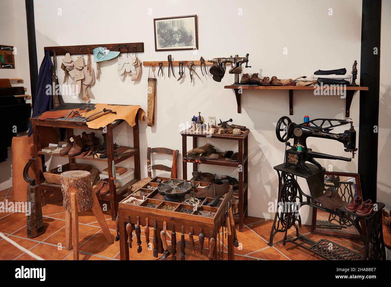 Laboratorio di calzolai nel museo etnografico di Artziniega, Alava, Paesi Baschi, Euskadi, Euskal Herria, Spagna, Europa Foto Stock