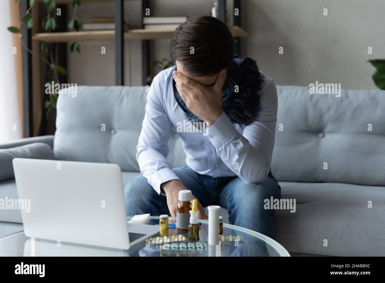 Un uomo d'affari malsano soffre di influenza stagionale Foto Stock