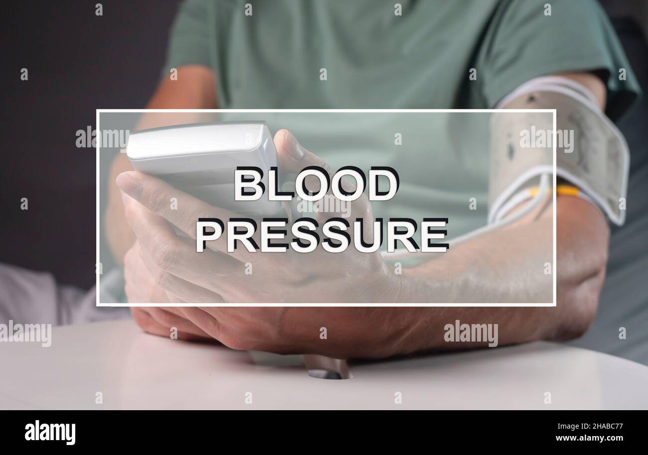 Concetto di pressione sanguigna con moderno strumento tnometro. Foto Stock