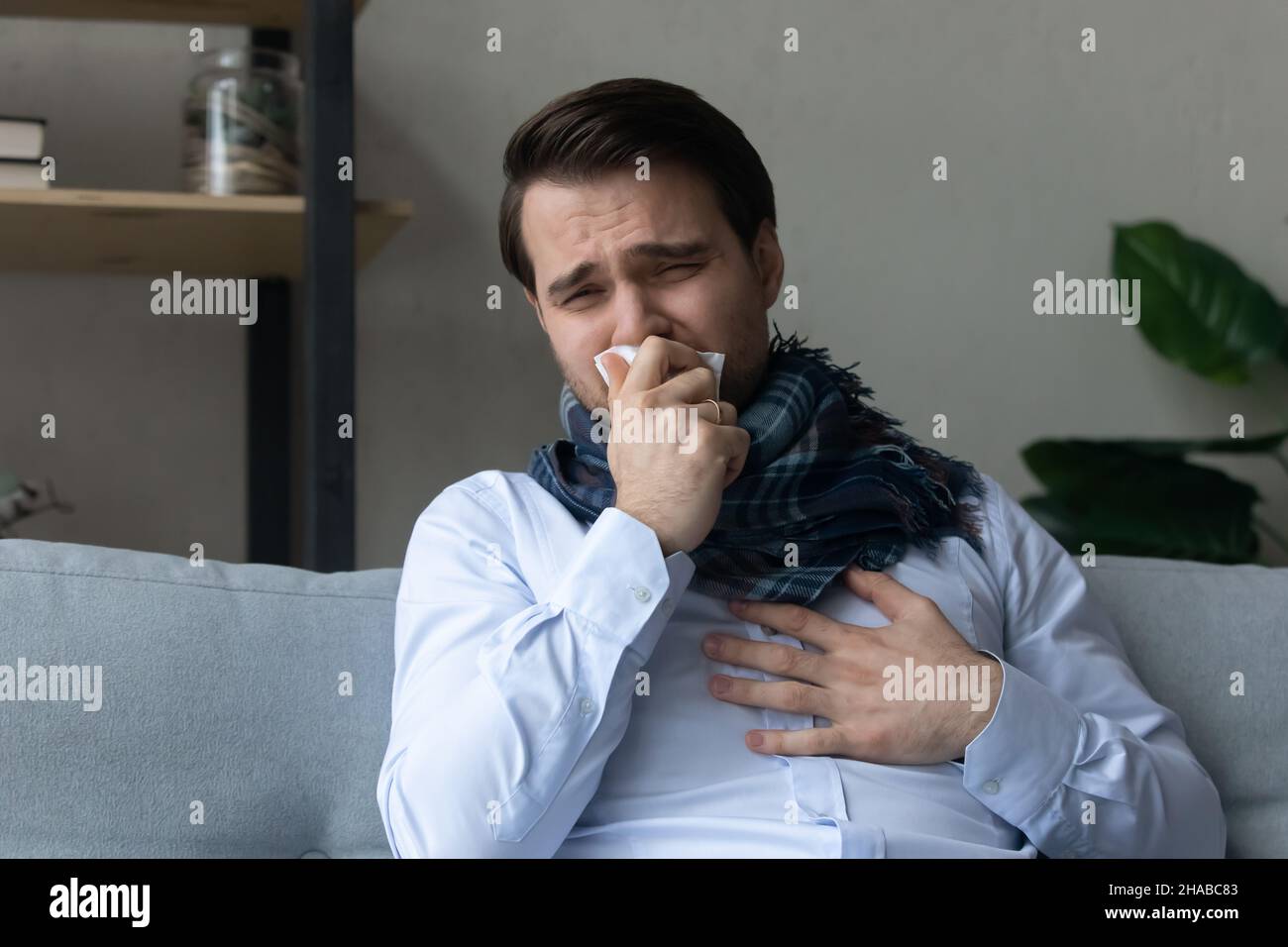 Tosse malata dell'uomo malsana che ha sintomi di polmonite Foto Stock