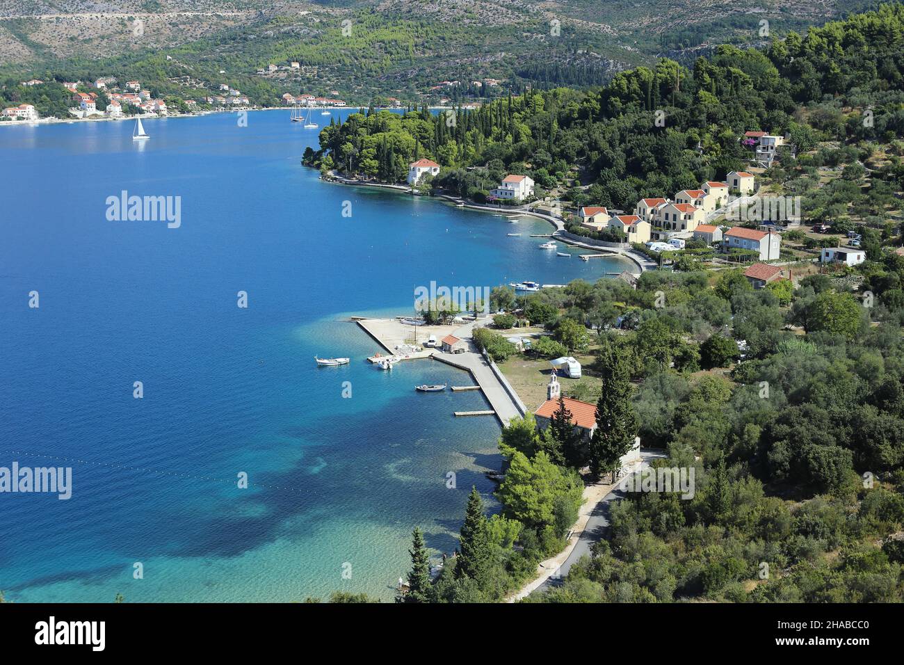 SLANO, CHROATIA - 8 SETTEMBRE 2016: È una piccola località turistica in un'accogliente baia del Mare Adriatico sulla costa meridionale. Foto Stock