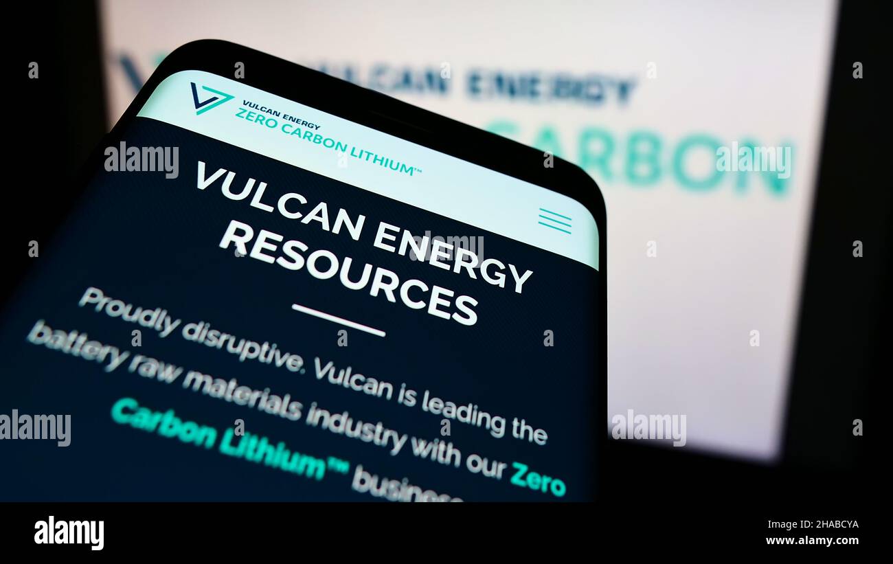 Cellulare con pagina web della società australiana Vulcan Energy Resources Ltd sullo schermo di fronte al logo aziendale. Mettere a fuoco sulla parte superiore sinistra del display del telefono. Foto Stock