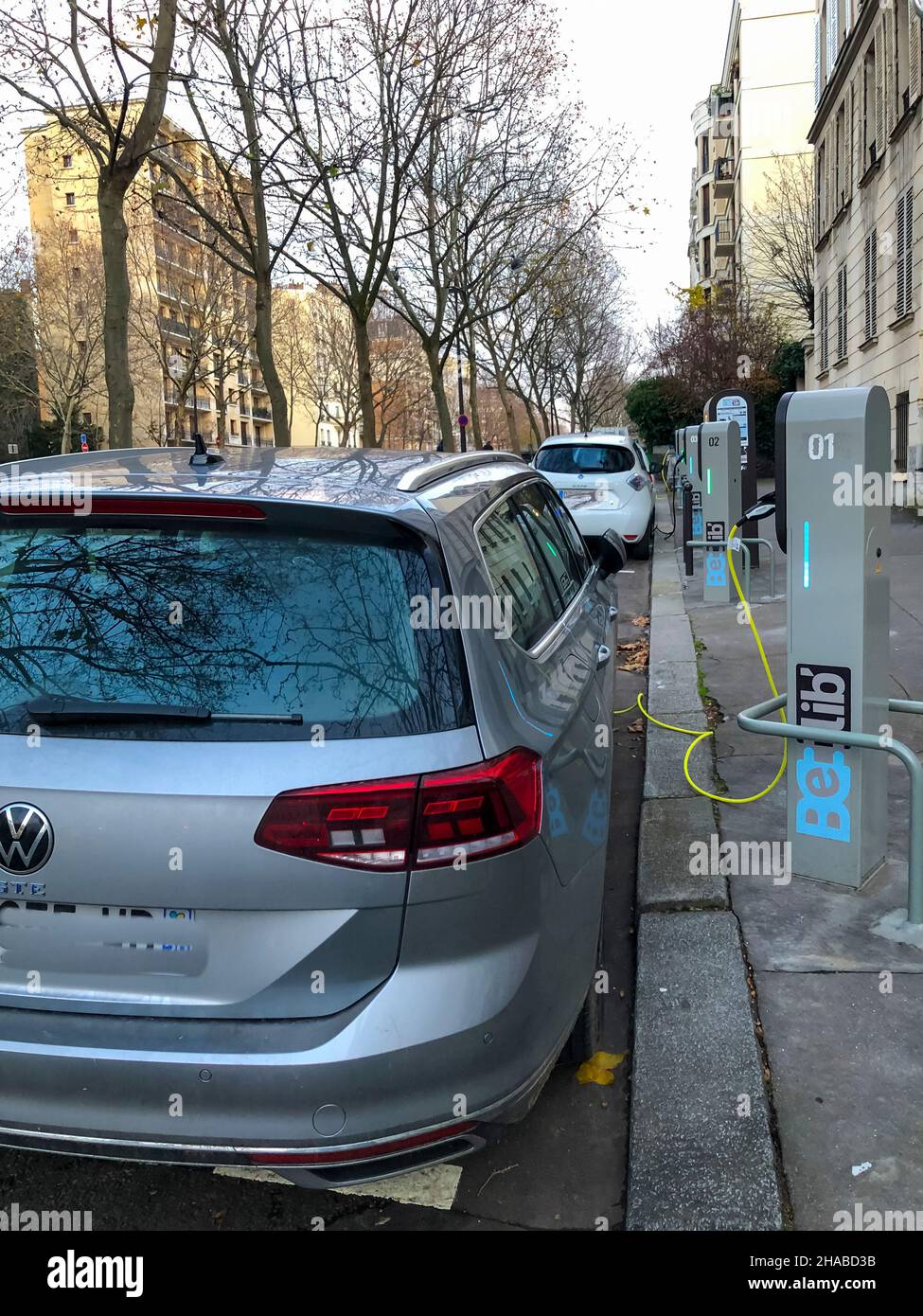 Parigi, Francia, stazione di ricarica per auto elettriche sulla strada, parigi innovazione moderna, vista laterale, esterno Foto Stock