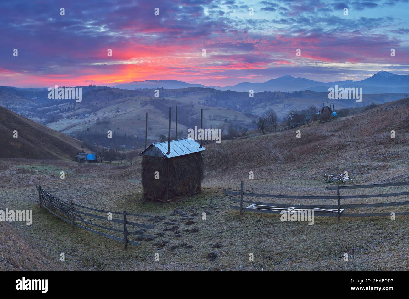 Colorata alba nel villaggio di montagna Foto Stock