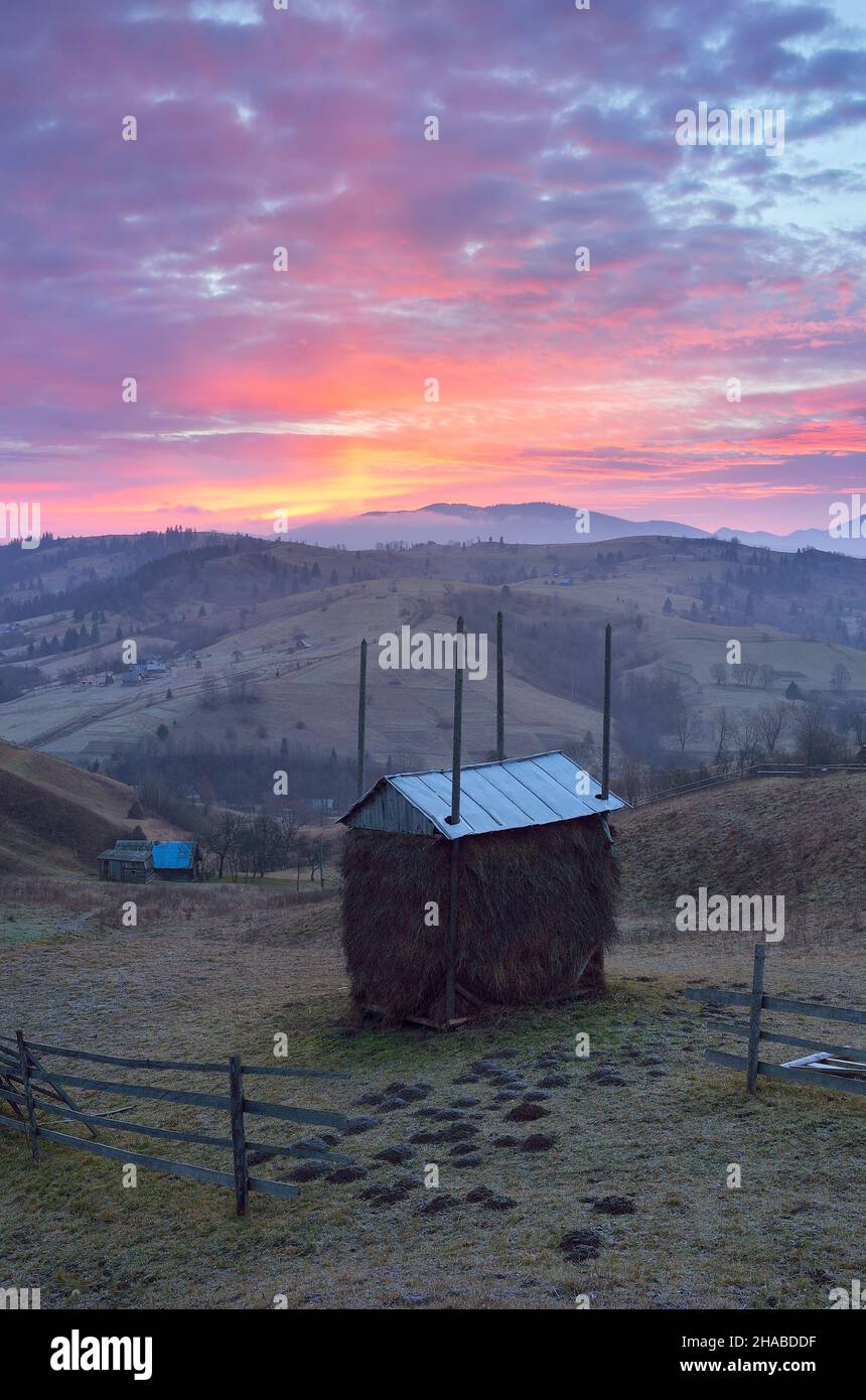 Colorata alba nel villaggio di montagna Foto Stock