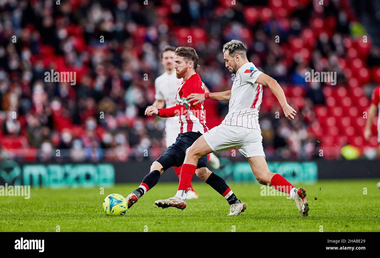 Iker Muniain del Club Atletico e Munir El Haddadi del FC di Siviglia durante il campionato spagnolo la Liga partita di calcio tra Athletic Club e Sevilla FC il 11 dicembre 2021 allo stadio San Mames di Bilbao, Spagna - Foto: Inigo Larreina/DPPI/LiveMedia Foto Stock