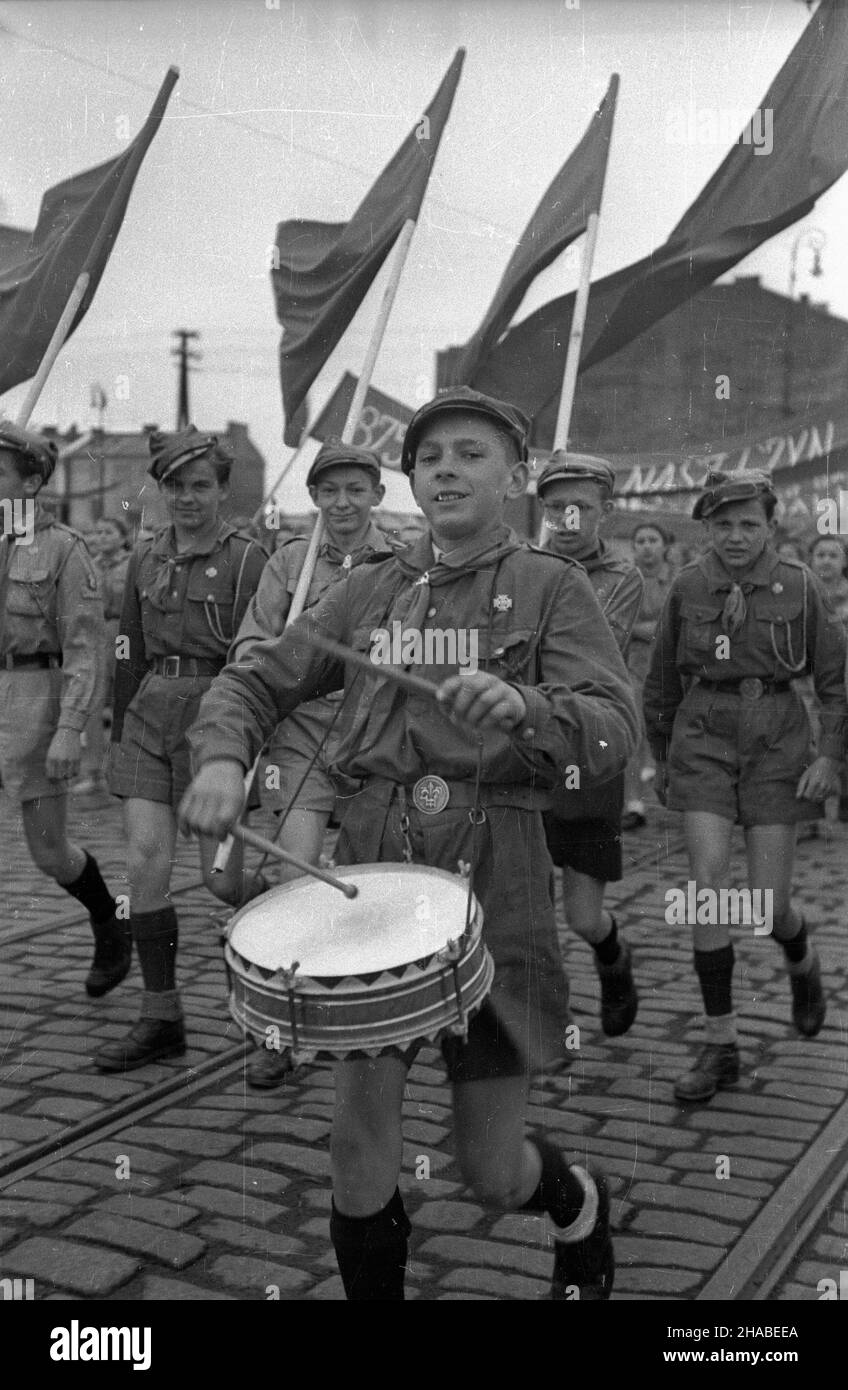 Warszawa, 1949-05-01. Manifestacja pierwszomajowa. NZ. Harcerze na ulicy Towarowej. ka PAP Varsavia, 1 maggio 1949. Rally del giorno di maggio. Nella foto: scouts su Towarowa Street. ka PAP Foto Stock