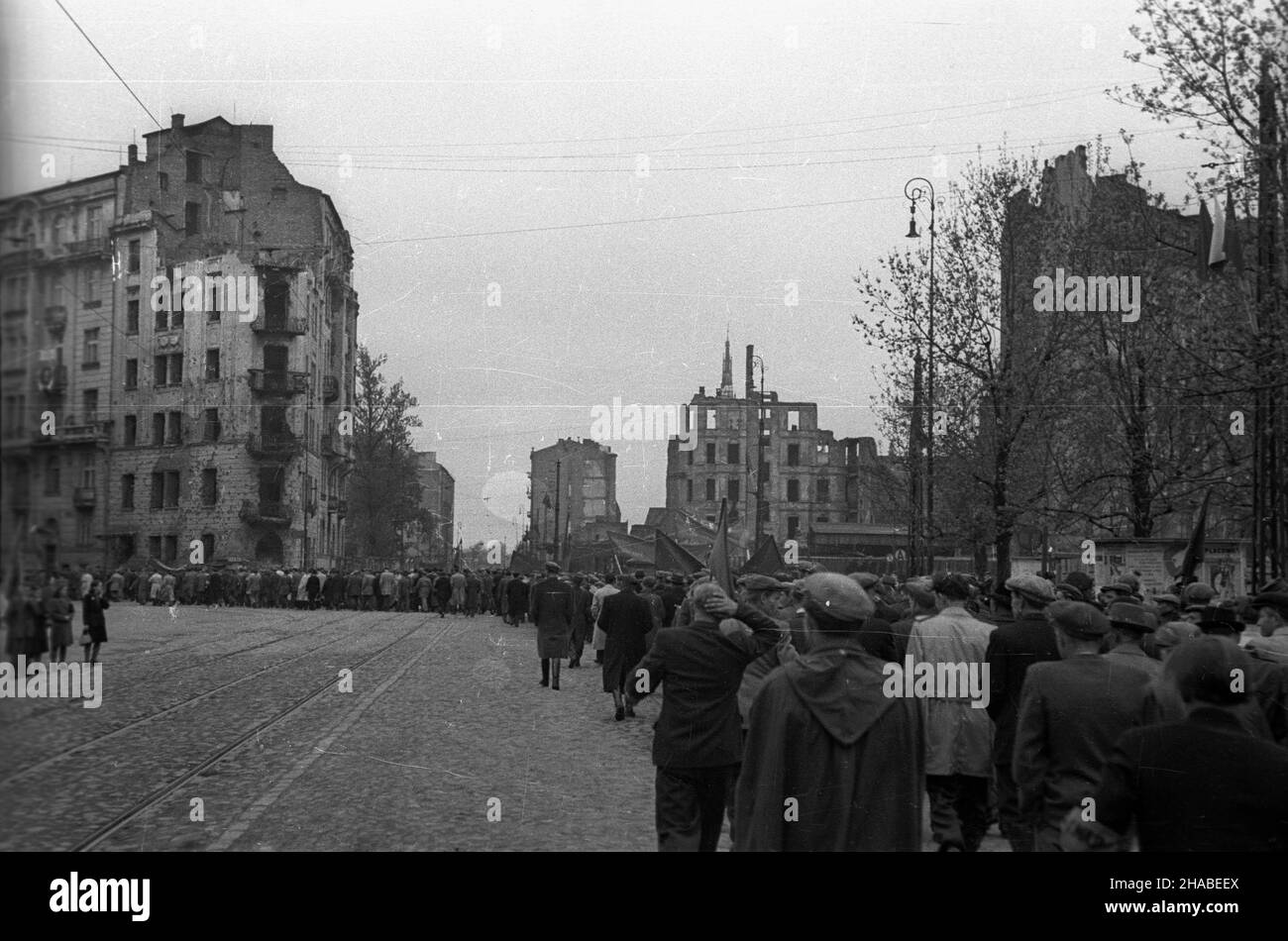 Warszawa, 1949-05-01. Manifestacja pierwszomajowa. NZ. pochód z ulicy 6 Sierpnia skrêca w ulicê Œniadeckich. ka PAP Varsavia, 1 maggio 1949. Il raduno del giorno di maggio davanti all'Università di tecnologia di Varsavia. Nella foto: la marcia che si trasforma da via Sierpnia 6 in via Sniadeckich. ka PAP Foto Stock