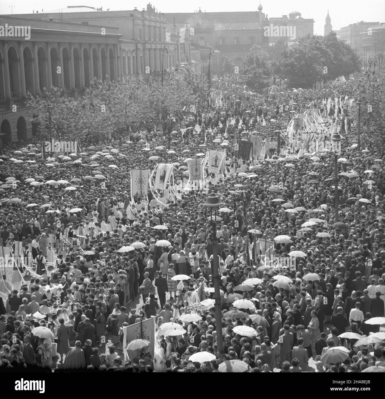 Warszawa 28.05.1964. Uroczystoœæ Najœwiêtszego Cia³a i Krwi Pañskiej - œwiêto Bo¿ego Cia³a. NZ. Procesja z Najœwiêtszym Sakramentem na ul. Krakowskie Przedmieœcie. mta PAP/Andrzej Kossobudzki Or³owski Varsavia 28 maggio 1964. Corpus Christi, la celebrazione del Santissimo corpo e sangue di Cristo. Processione con il Santo Sacramento in via Krakowskie Przedmiescie. mta PAP/Andrzej Kossobudzki Orlowski Foto Stock