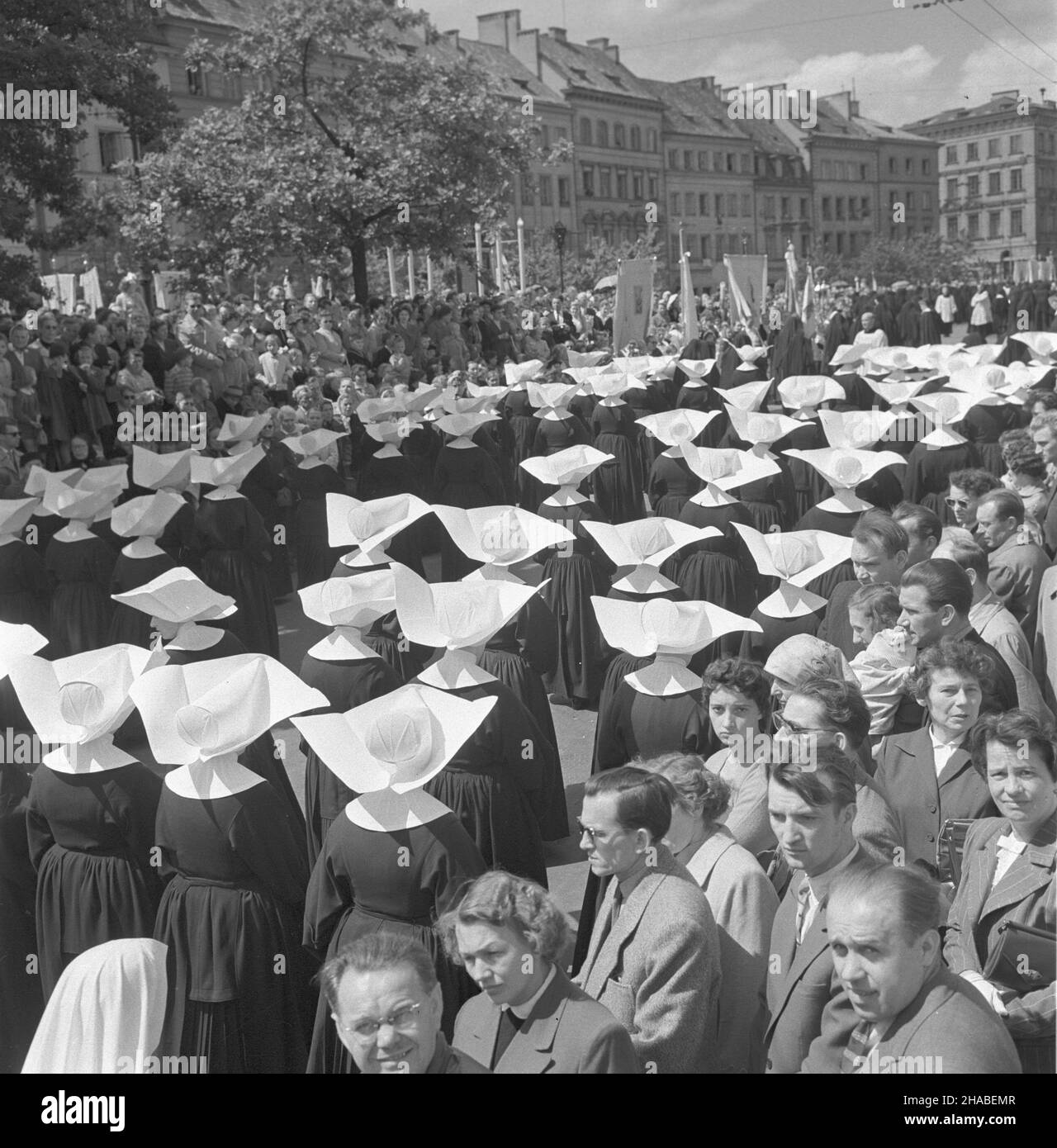 Warszawa 28.05.1964. Uroczystoœæ Najœwiêtszego Cia³a i Krwi Pañskiej - œwiêto Bo¿ego Cia³a. Zakonnice ze Zgromadzenia Sióstr Mi³osierdzia œw. Wawrzyñca a Paulo w procesji z Najœwiêtszym Sakramentem na ul. Krakowskie Przedmieœcie. mta PAP/Andrzej Kossobudzki Or³owski Varsavia 28 maggio 1964. Corpus Christi, la celebrazione del Santissimo corpo e sangue di Cristo. Nella foto: Monache di Misericordia del Convento di San Lorenzo un Paulo nella processione con il Sacro Sacramento in via Krakowskie Przedmiescie. mta PAP/Andrzej Kossobudzki Orlowski Foto Stock