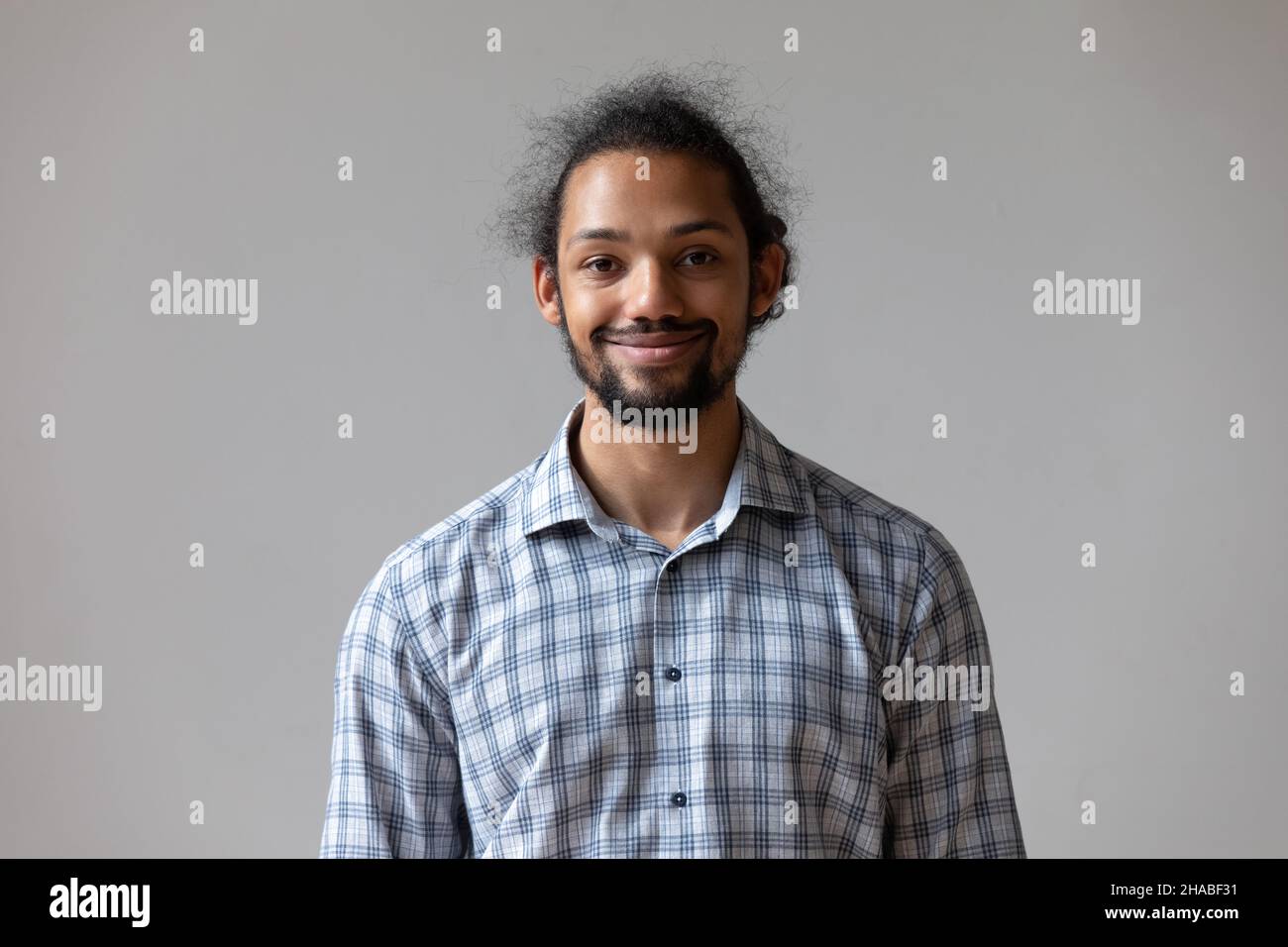 Headshot ritratto africano singolo uomo in posa sullo sfondo della parete dello studio Foto Stock