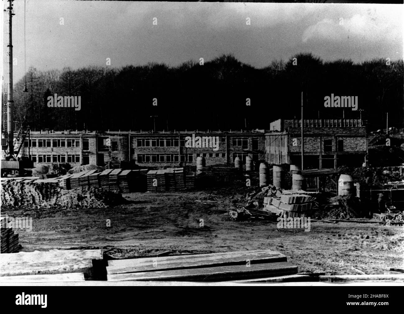 Tarnowskie Góry, 1969. Historia powstania Górnoœl¹skiego Centrum Rehabilitacji Repty siêga 1 Marca 1961 r., kiedy zakoñczono i etap budowy i przyjêto pierwszych pacjentów. W latach 1962-1967 oddano do u¿ytku Zak³ad Rehabilitacji Przemys³owo-Zawodowej. III etap budowy, lata 1967-1976, obejmowa³ budowê nowoczesnego szpitala riabilitacyjnego z zapleczem diagnycznym, fizjoterapeutycznym i kulturalno-rekreacyjnyjnym dla 560 pacjentów. NZ. plac budowy szpitala. uu PAP/Reprodukcja Dok³adny miesi¹c i dzieñ wydarzenia nieustalone. Tarnowskie Gory, 1969. Repty, la riabilitazione dell'alta Slesia Foto Stock