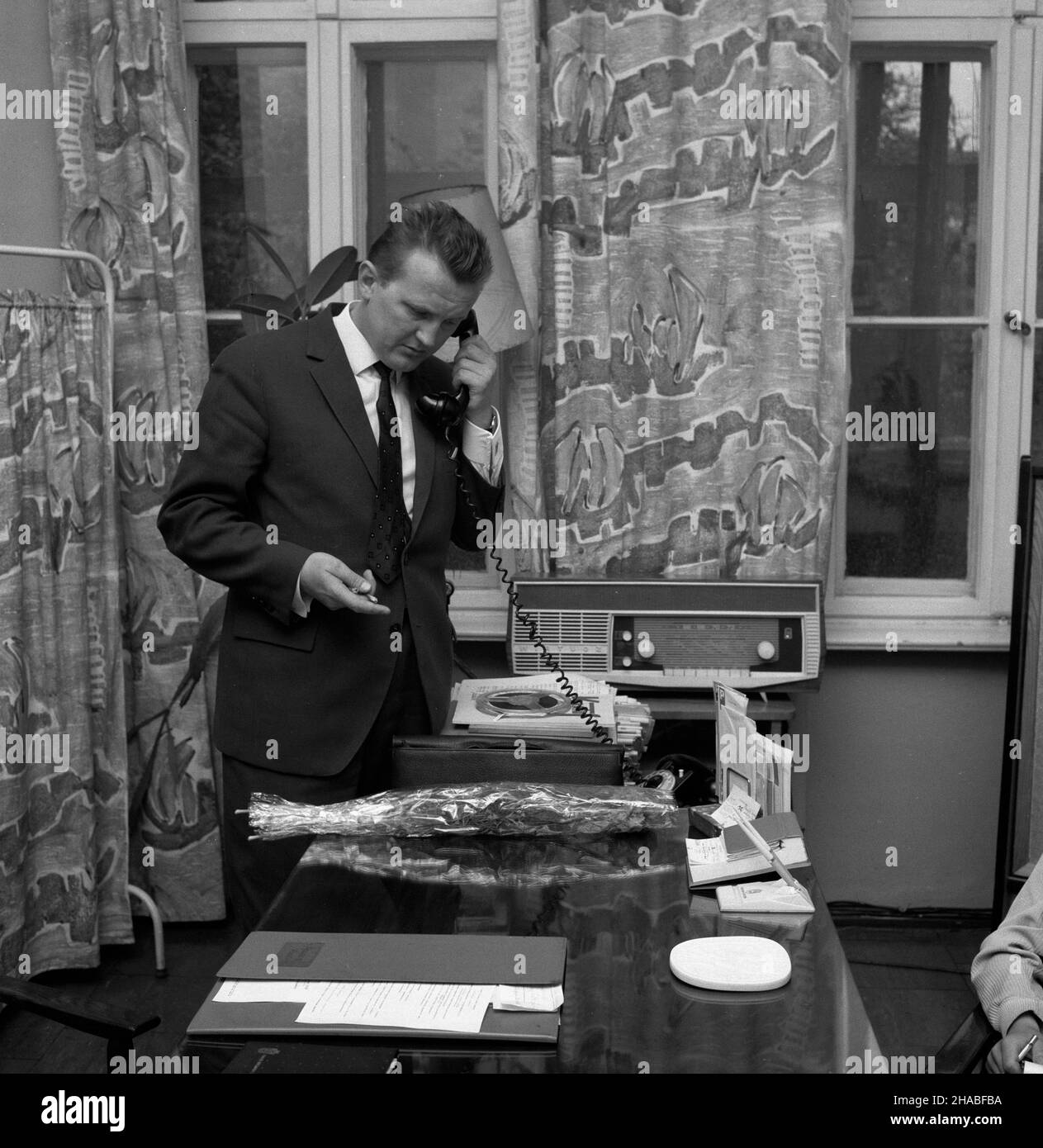 Szczecin, 1969. Codzienna praca w rozg³oœni Polskiego Radia w Szczecinie.  NZ. Zbigniew Puchalski dyrektor Rozg³oœni. uu PAP/Andrzej Wituszyñski  Dok³adny miesi¹c i dzieñ wydarzenia nieustalone. Szczecin, 1969. Il lavoro  quotidiano della radio polacca.