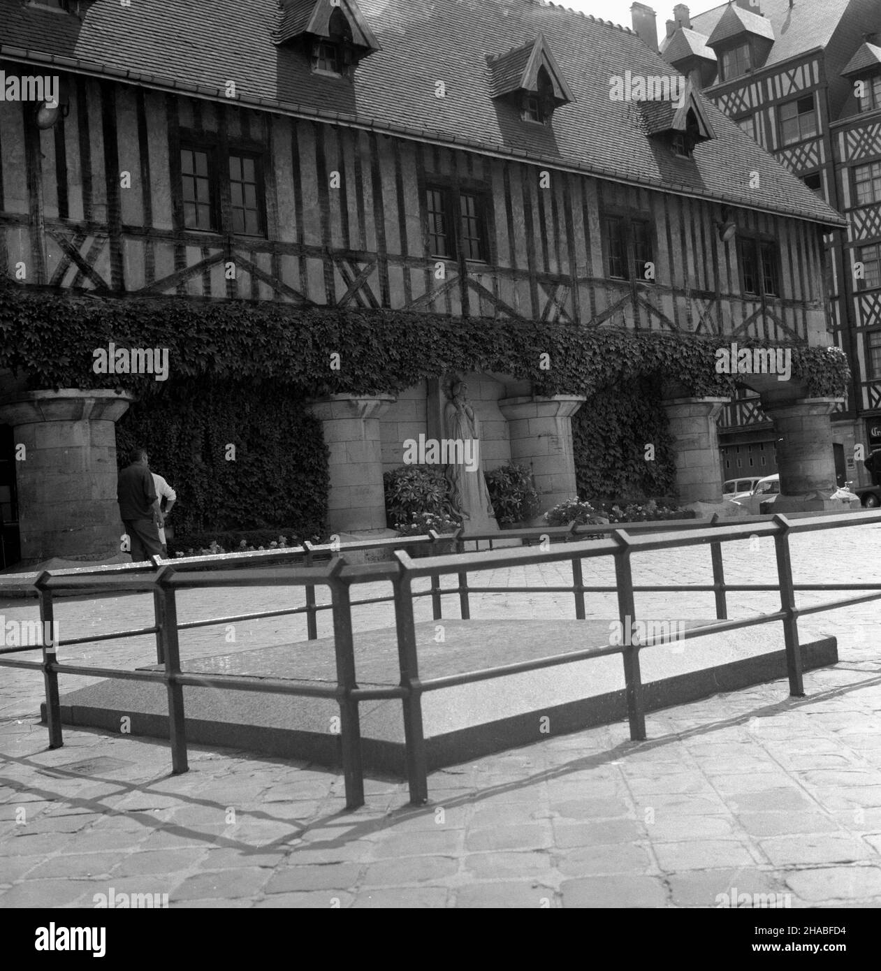 Francja, Rouen, 1969-08. Rouen latem. rynek - drewniane œredniowieczne domy z charakterystycznymi podcieniami. Na pierwszym planie tablica w miejscu egzekucji Joanny D' Arc. mb PAP/Cezary Langda Dok³adny dzieñ wydarzenia nieustalony. Francia, Rouen, agosto 1969. Rouen in estate. Nella foto: Case medievali in legno con caratteristici portici. In primo piano una targa al posto dell'esecuzione di Joan D'Arc. mb PAP/Cezary Langda Foto Stock