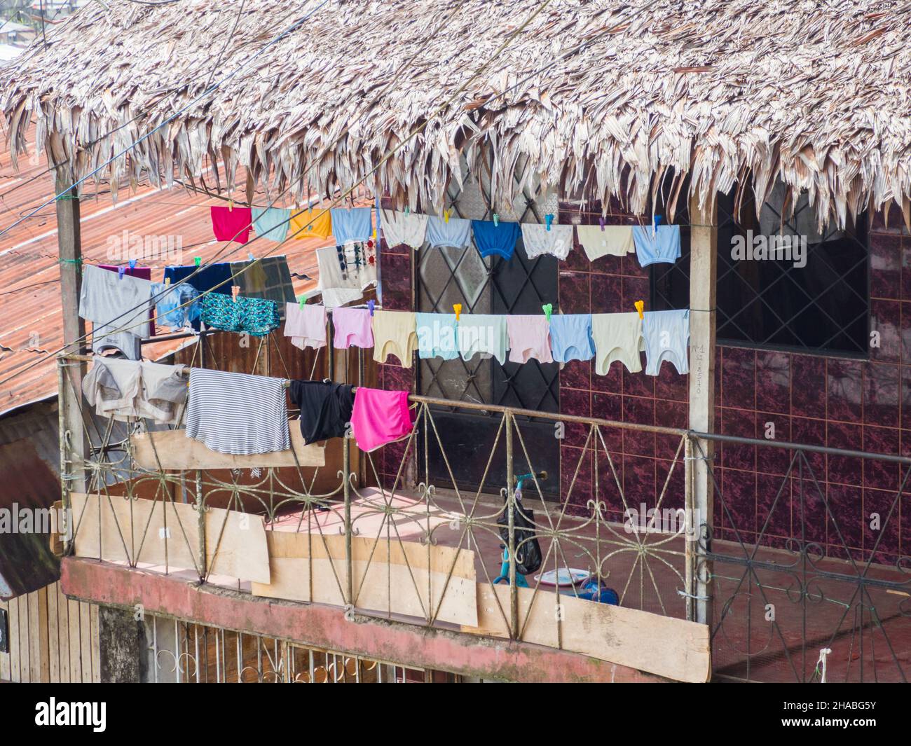 Iquitos, Perù - Dic, 2019: Balcone con lavanderia in un edificio nelle baraccopoli di Belén, costituito da decine di capanne costruite su zattere che si innalzano e cadono con Foto Stock