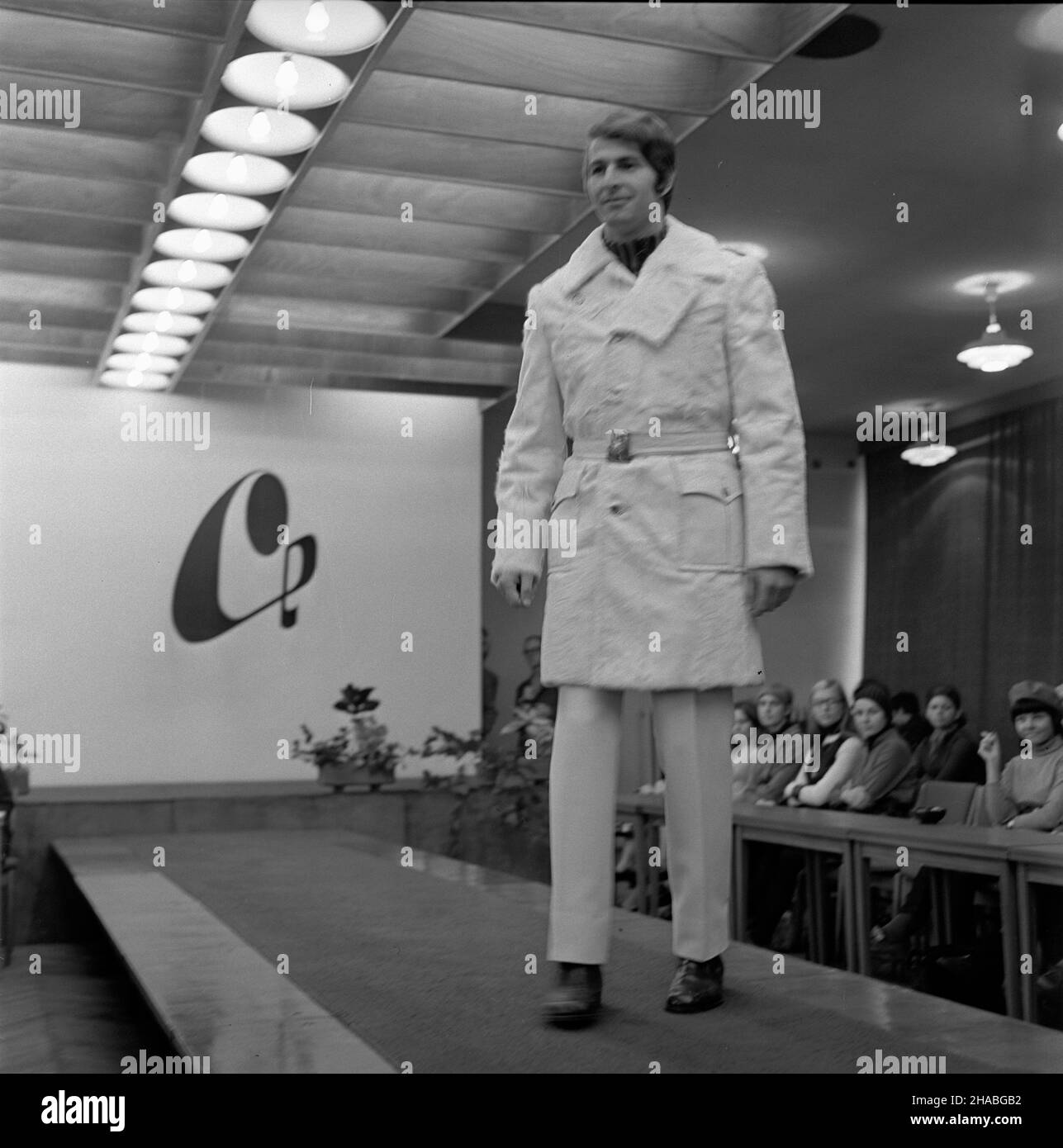 £ódŸ, 1969-10. £ódzki pokaz jesienno - zimowej kolekcji Gaetano Savini Brioni. By³ a ju¿ drugi pokaz mody tej w³oskiej firmy w Polsce. Ad PAP/Witold Rozmys³owicz Dok³adny dzieñ wydarzenia nieustalony. Lodz, ottobre 1969. Gaetano Savini Brioni Collezione Autunno / Inverno. Il designer italiano 2nd volte in Polonia. Ad PAP/Witold Rozmyslowicz Foto Stock