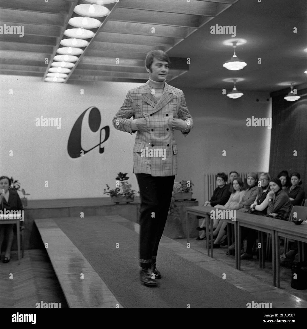 £ódŸ, 1969-10-01. £ódzki pokaz jesienno - zimowej kolekcji Gaetano Savini Brioni. By³ a ju¿ drugi pokaz mody tej w³oskiej firmy w Polsce. Ad PAP/Witold Rozmys³owicz Lodz, ottobre 1969. Gaetano Savini Brioni Collezione Autunno / Inverno. Il designer italiano 2nd volte in Polonia. Ad PAP/Witold Rozmyslowicz Foto Stock