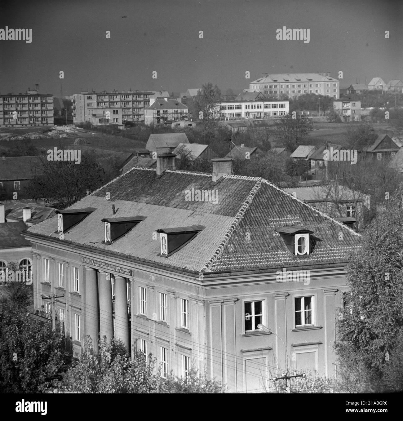 Sokó³ka, 1969-10. Panorama powiatowego miasta Sokó³ka. ratusz, na którym umieszczony jest cytat W³odzimierza Lenina - Komunizm wyrasta z twórczej pracy milionów wyzwolonych z jarzma kapitalizmu i buduj¹cych nowe ¿ycie. Ad PAP/Roman Señko Dok³adny dzieñ wydarzenia nieustalony. Sokolka, ottobre 1969. La vista di Soloka, la città della contea. Nella foto: Il municipio con una citazione da V.I. Lenin: 'Il comunismo è prodotto dal lavoro creativo di milioni liberati dal giogo del capitalismo e costruire una nuova vita. Ad PAP/Senko romano Foto Stock