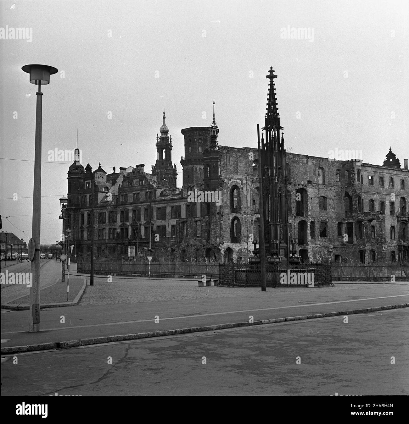 Niemcy, Drezno, 1969-10. NZ. Fragmnet ruin, pozosta³oœci po alianckich nalotach z okresu II wojny œwiatowej. mb PAP/Stanis³aw D¹browiecki Dok³adny dzieñ wydarzenia nieustalony. Germania, Dresda, ottobre 1969. Nella foto: Rovine, resti dopo il volo degli Alleati dalla guerra mondiale del 2nd. mb PAP/Stanislaw Dabrowiecki Foto Stock