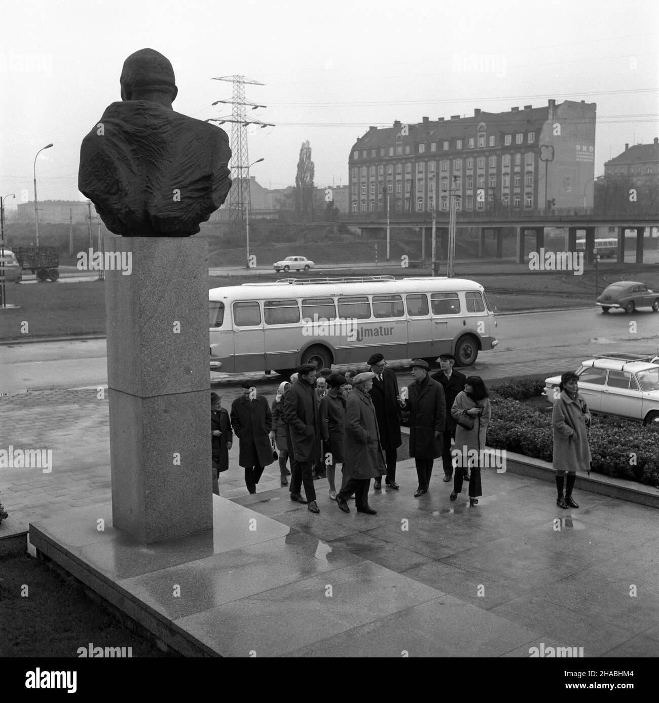 Warszawa, 1969-10-25. Aktorzy Teatru im. Wachtangowa z Moskwy, przebywaj¹cy w Polsce w ramach Dni Kultury Rosyjskiej Federacyjnej Socjalistycznej Republiki Radzieckiej (RFSRR), odwiedzili Fabrykê Wyrobów Precyzyjnych im. Gen. Œwierczewskiego. Ad PAP/Marek Langda Varsavia, 25 ottobre 1969. Attori del Teatro Vakhtangov da Mosca, in una visita in relazione ai giorni della Cultura dell'Unione Sovietica Visita lo stabilimento generale Swierczewski Precision Products. Ad PAP/Marek Langda Foto Stock