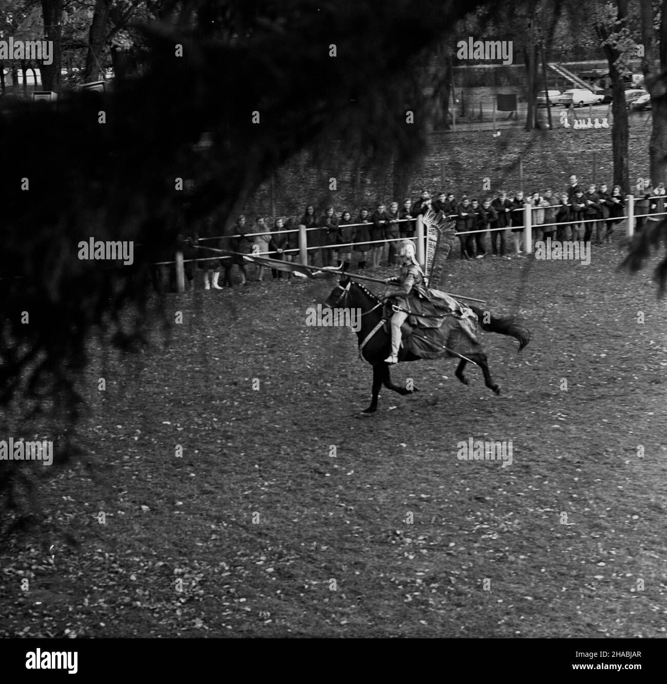 Starogard Gdañski, 1969-10-29. W dniach 28 i 29 paŸdziernika w Pañstwowym Stadzie Ogierów (PSO) Starogard odby³a siê sprzeda¿ aukcyjna koni. W pierwszym dniu aukcji prezentacji koni prznacych na sprzeda¿ towarzyszy³y pokazy zabytkowych powozów oraz jeŸdŸców z RÓ¿nych epok historycznych. W drugim dniu zorganizowano bieg myœliwski, tak zwan¹ pogoñ za lisem, w której uczestniczy³o ponad 40 jeŸdŸców; reszta goœci obserwowa³a bieg z powozów. Ad PAP/Janusz Uklejewski Starogard Gdanski, 29 ottobre 1969. Il 28 e 29 ottobre 1969 si tenne un'asta di stallone presso lo Stallion Stud di S. Foto Stock