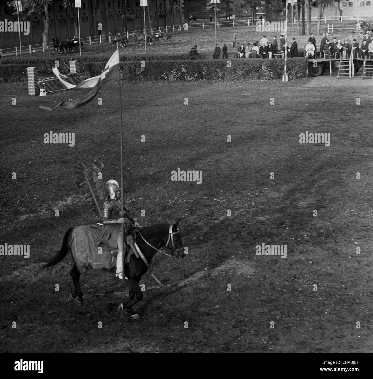 Starogard Gdañski, 1969-10-29. W dniach 28 i 29 paŸdziernika w Pañstwowym Stadzie Ogierów (PSO) Starogard odby³a siê sprzeda¿ aukcyjna koni. W pierwszym dniu aukcji prezentacji koni prznacych na sprzeda¿ towarzyszy³y pokazy zabytkowych powozów oraz jeŸdŸców z RÓ¿nych epok historycznych. W drugim dniu zorganizowano bieg myœliwski, tak zwan¹ pogoñ za lisem, w której uczestniczy³o ponad 40 jeŸdŸców; reszta goœci obserwowa³a bieg z powozów. Ad PAP/Janusz Uklejewski Starogard Gdanski, 29 ottobre 1969. Il 28 e 29 ottobre 1969 si tenne un'asta di stallone presso lo Stallion Stud in Foto Stock