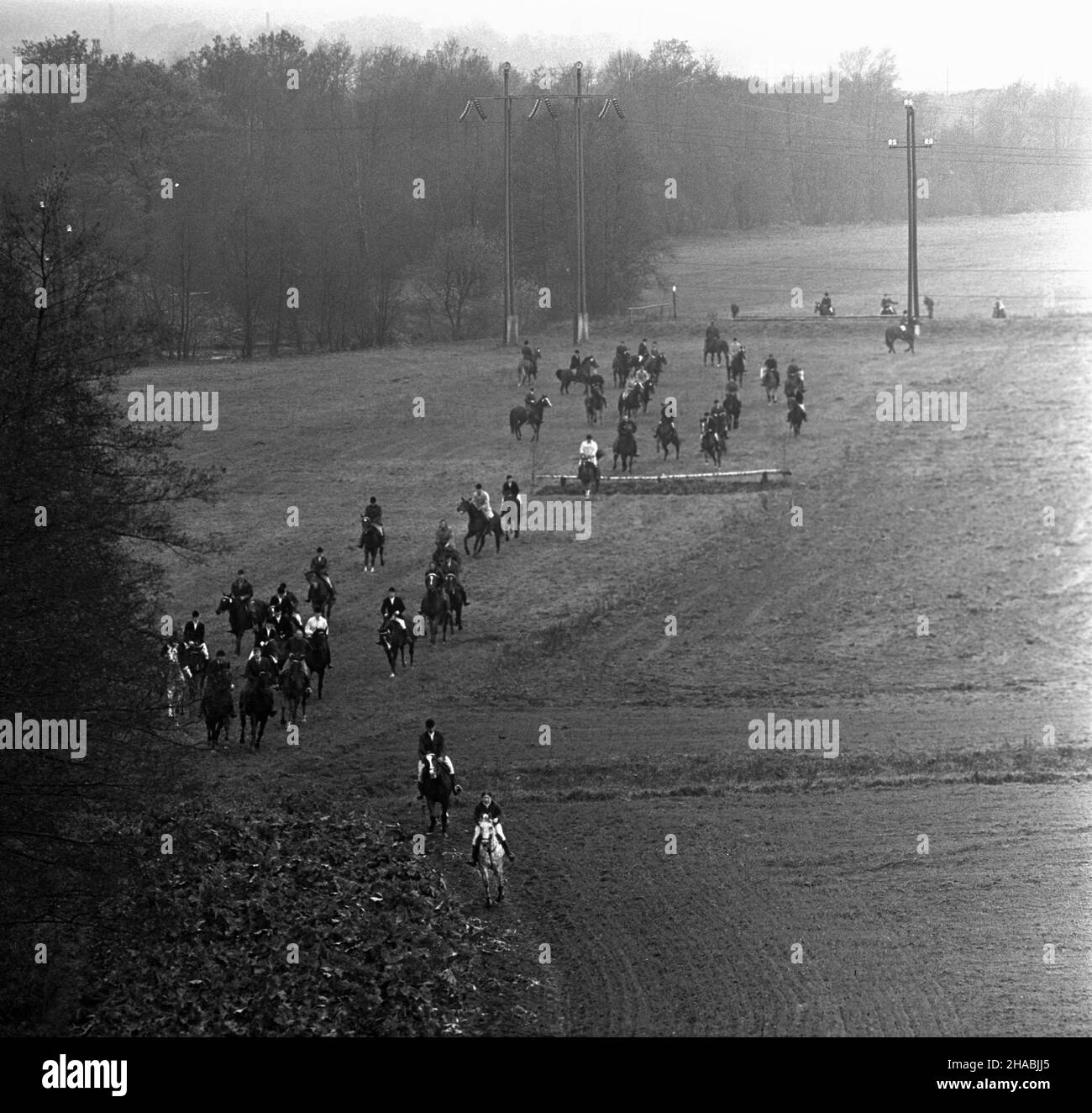 Starogard Gdañski, 1969-10-29. W dniach 28 i 29 paŸdziernika w Pañstwowym Stadzie Ogierów (PSO) Starogard odby³a siê sprzeda¿ aukcyjna koni. W pierwszym dniu aukcji prezentacji koni prznacych na sprzeda¿ towarzyszy³y pokazy zabytkowych powozów oraz jeŸdŸców z RÓ¿nych epok historycznych. W drugim dniu zorganizowano bieg myœliwski, tak zwan¹ pogoñ za lisem, w której uczestniczy³o ponad 40 jeŸdŸców; reszta goœci obserwowa³a bieg z powozów. Ad PAP/Janusz Uklejewski Starogard Gdanski, 29 ottobre 1969. Il 28 e 29 ottobre 1969 si tenne un'asta di stallone presso lo Stallion Stud in Foto Stock