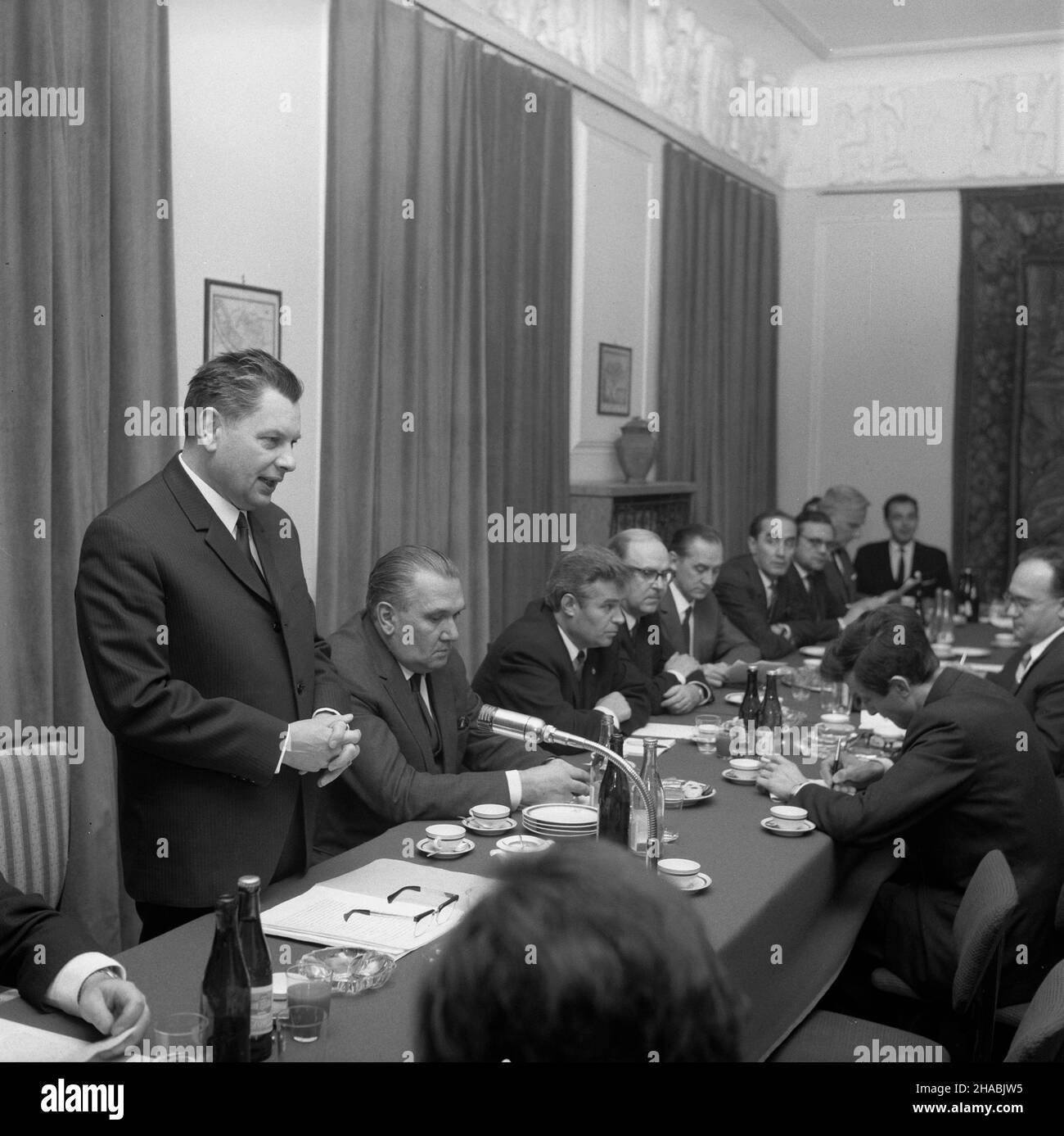 Warszawa, 1969-10-30. W zwi¹zku z zakoñczeniem Dni Kultury Rosyjskiej Federacyjnej Socjalistycznej Republiki Radzieckiej (RFSRR) odby³o siê spotkanie delegacji RFSRR z dziennikarzami. NZ. m.in.: wicePremier RFSRR Wieczes³aw Koczemasow (1L), redaktor naczelny Trybuny Ludu Stanis³aw Mojkowski (2L), kierownik Wydzia³u Kultury Komitetu Centralnego (KC) Wincenty Kraœko (6L). Ad PAP/Marek Langda Varsavia, 30 ottobre 1969. Una delegazione della Federazione russa delle Repubbliche socialiste sovietiche (RFSRR) si è incontrata con i giornalisti in occasione della conclusione delle Giornate della cultura russa in Polonia. Pi Foto Stock Warszawa, 1969-10-30. W zwi¹zku z zakoñczeniem Dni Kultury Rosyjskiej Federacyjnej Socjalistycznej Republiki Radzieckiej (RFSRR) odby³o siê spotkanie delegacji RFSRR z dziennikarzami. NZ. m.in.: wicePremier RFSRR Wieczes³aw Koczemasow (1L), redaktor naczelny Trybuny Ludu Stanis³aw Mojkowski (2L), kierownik Wydzia³u Kultury Komitetu Centralnego (KC) Wincenty Kraœko (6L). Ad PAP/Marek Langda Varsavia, 30 ottobre 1969. Una delegazione della Federazione russa delle Repubbliche socialiste sovietiche (RFSRR) si è incontrata con i giornalisti in occasione della conclusione delle Giornate della cultura russa in Polonia. Pi Foto Stock