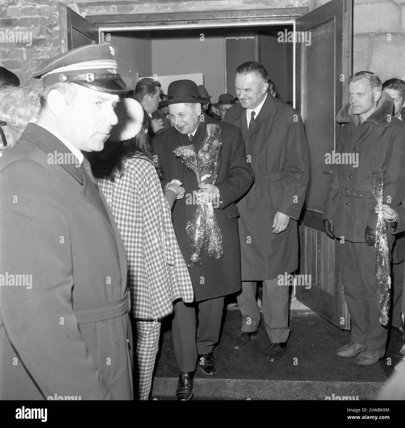 Gdañsk, 1969-10-31. Po¿egnanie rz¹dowej delegacji Rosyjskiej Federacyjnej Socjalistycznej Republiki Radzieckiej (RFSRR), która przebywa³a w Polsce 10 dni podczas trwania Dni Kultury RFSRR. NZ.: WicePremier Polskiej Rzeczypospolitej Ludowej Piotr Jaroszewicz (2P), wicePremier RFSRR Wieczes³aw Koczemasow (3P - w kapeluszu). Ad PAP/Mariusz Szyperko Gdansk, 31 ottobre 1969. Un saluto alla delegazione governativa della Repubblica Socialista Federata Sovietica Russa (RSFSR) che rimase in Polonia per 10 giorni durante le Giornate della Cultura della RSFSR. Nella foto: Vice primo Ministro di Peo Polacco Foto Stock