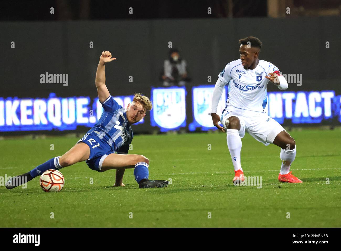 Nicolas BRUNEEL 21 Dunkerque e capitano Auxerre Birama TOURE 12 durante il campionato francese Ligue 2 partita di calcio tra USL Dunkerque e AJ Auxerre il 11 dicembre 2021 allo stadio Marcel Tribut di Dunkerque, Francia - Foto: Laurent Sanson/DPPI/LiveMedia Foto Stock