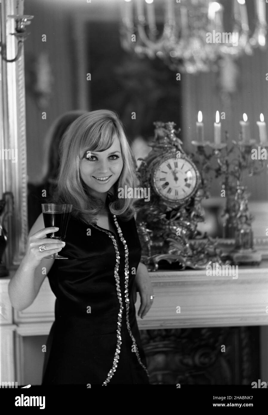 Polska, 1969-11. Okres œwi¹t Bo¿ego Narodzenia i Sylwester wymaga³ odpowiedniej oprawy: Uroczystego stroju i eleganckiego uczesania. Niezbêdne by³y równie¿ atrybuty takie jak bombki, serpentyny, gwiazdki itp. Nieodzownym atrybutem Sylwestra by³ natomiast zegar i kieliszek wina di wznieœæ noworoczny toast. uu PAP/Marian Soko³owski Dok³adny dzieñ wydarzenia nieustalony. Polonia, novembre 1969. Il periodo di Natale e la vigilia di Capodanno hanno nidificato un ambiente speciale: Un abito di gala e un acconciatura intelligente e anche ornamenti come baubles, ghirlande, stelle e simili. Un orologio e un bicchiere per preparare un toast ca Foto Stock
