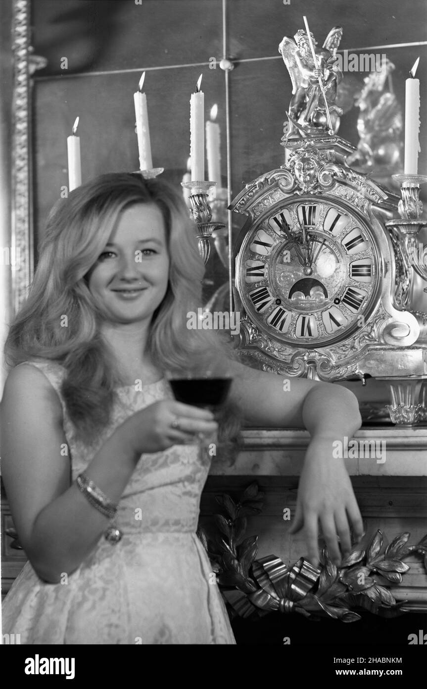 Polska, 1969-11. Okres œwi¹t Bo¿ego Narodzenia i Sylwester wymaga³ odpowiedniej oprawy: Uroczystego stroju i eleganckiego uczesania. Niezbêdne by³y równie¿ atrybuty takie jak bombki, serpentyny, gwiazdki itp. Nieodzownym atrybutem Sylwestra by³ natomiast zegar i kieliszek wina di wznieœæ noworoczny toast. uu PAP/Marian Soko³owski Dok³adny dzieñ wydarzenia nieustalony. Polonia, novembre 1969. Il periodo di Natale e la vigilia di Capodanno hanno nidificato un ambiente speciale: Un abito di gala e un acconciatura intelligente e anche ornamenti come baubles, ghirlande, stelle e simili. Un orologio e un bicchiere per preparare un toast ca Foto Stock