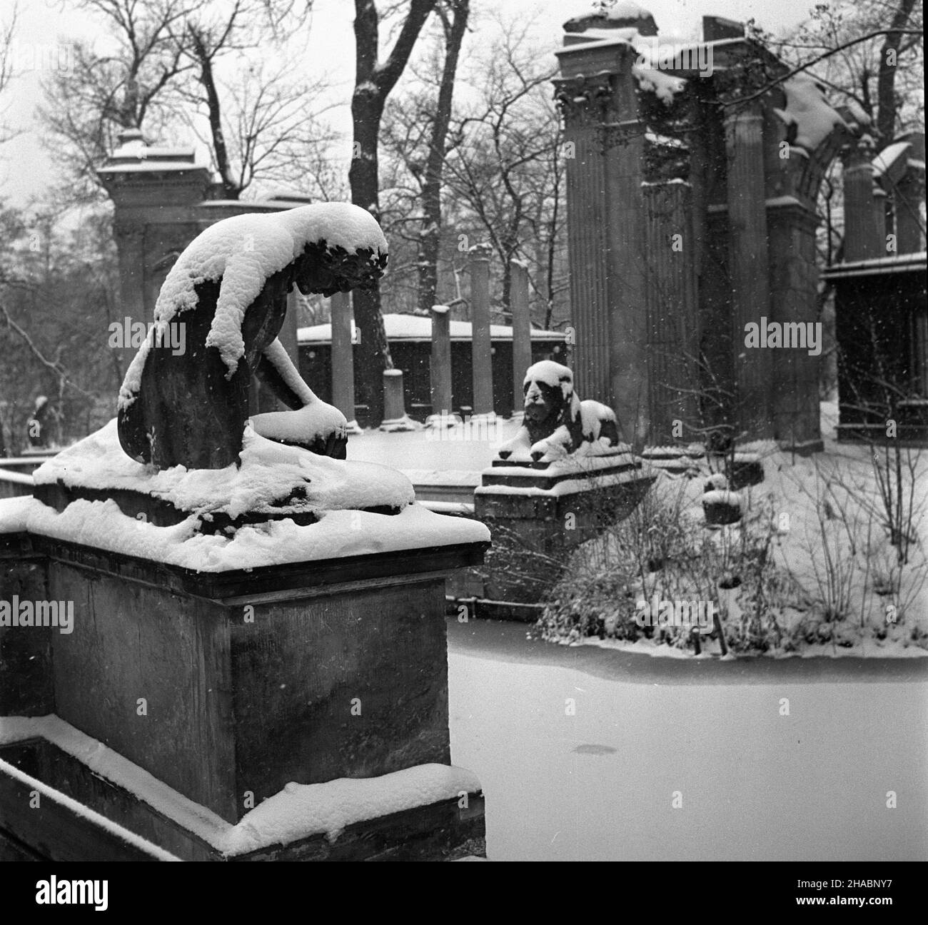 Warszawa, 1969-11. €azienki Królewskie zim¹. scena Teatru na Wyspie, wybudowanego w 1790 roku z polecenia króla Stanis³awa Augusta. mb PAP/Edmund Uchymiak Dok³adny dzieñ wydarzenia nieustalony. Varsavia, novembre 1969. Royal Lazienki Park in inverno. Nella foto: Palcoscenico del Palazzo sull'isola, costruito nel 1790 dal re Stanislaw August. mb PAP/Edmund Uchymiak Foto Stock