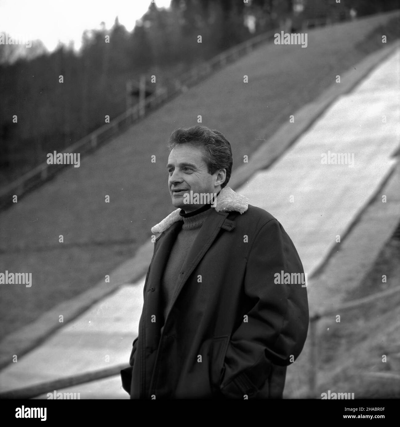 Zakopane, 1969-11. NZ. Na tle skoczni narcskiej, trener reprezentacji polski w kombinacji norweskiej Tadeusz Kaczmarczyk. kw PAP/Tadeusz Olszewski Dok³adny dzieñ wydarzenia nieustalony. Zakopane, novembre 1969. Nella foto: Allenatore della squadra polacca in Nordic ha combinato Tadeusz Kaczmarczyk sullo sfondo di un salto di sci. kw PAP/Tadeusz Olszewski Foto Stock