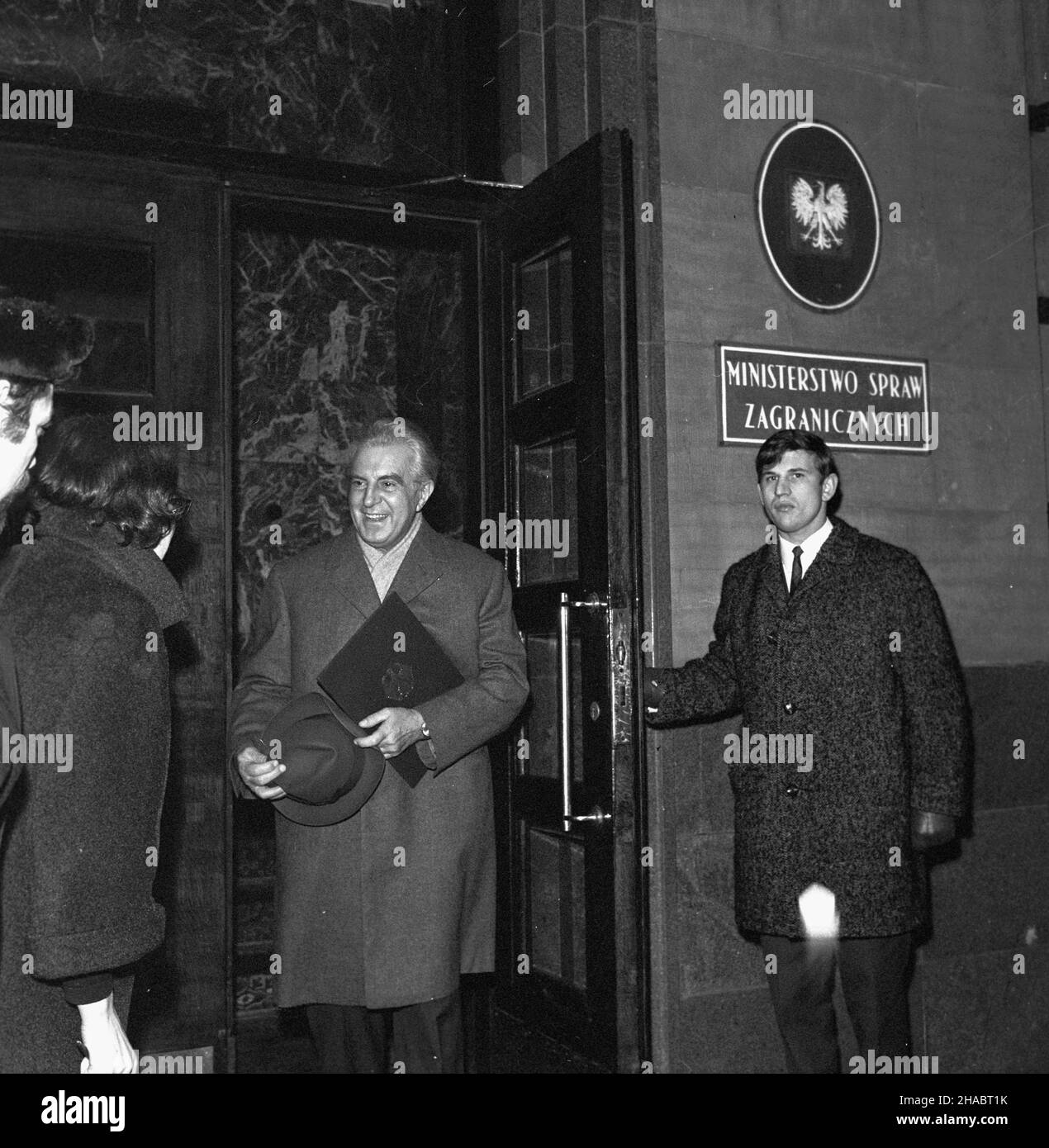 Warszawa, 1969-11. Zef misji handlowej RFN Henryk Boexs przed gmachem Ministerstwa Spraw Zagranicznych. kw PAP/Zbigniew Matuszewski Dok³adny dzieñ wydarzenia nieustalony. Varsavia, novembre 1969. Nella foto: Capo della missione commerciale della Repubblica Federale tedesca Henryk Boex di fronte all'edificio del Ministero degli Esteri. kw PAP/Zbigniew Matuszewski Foto Stock