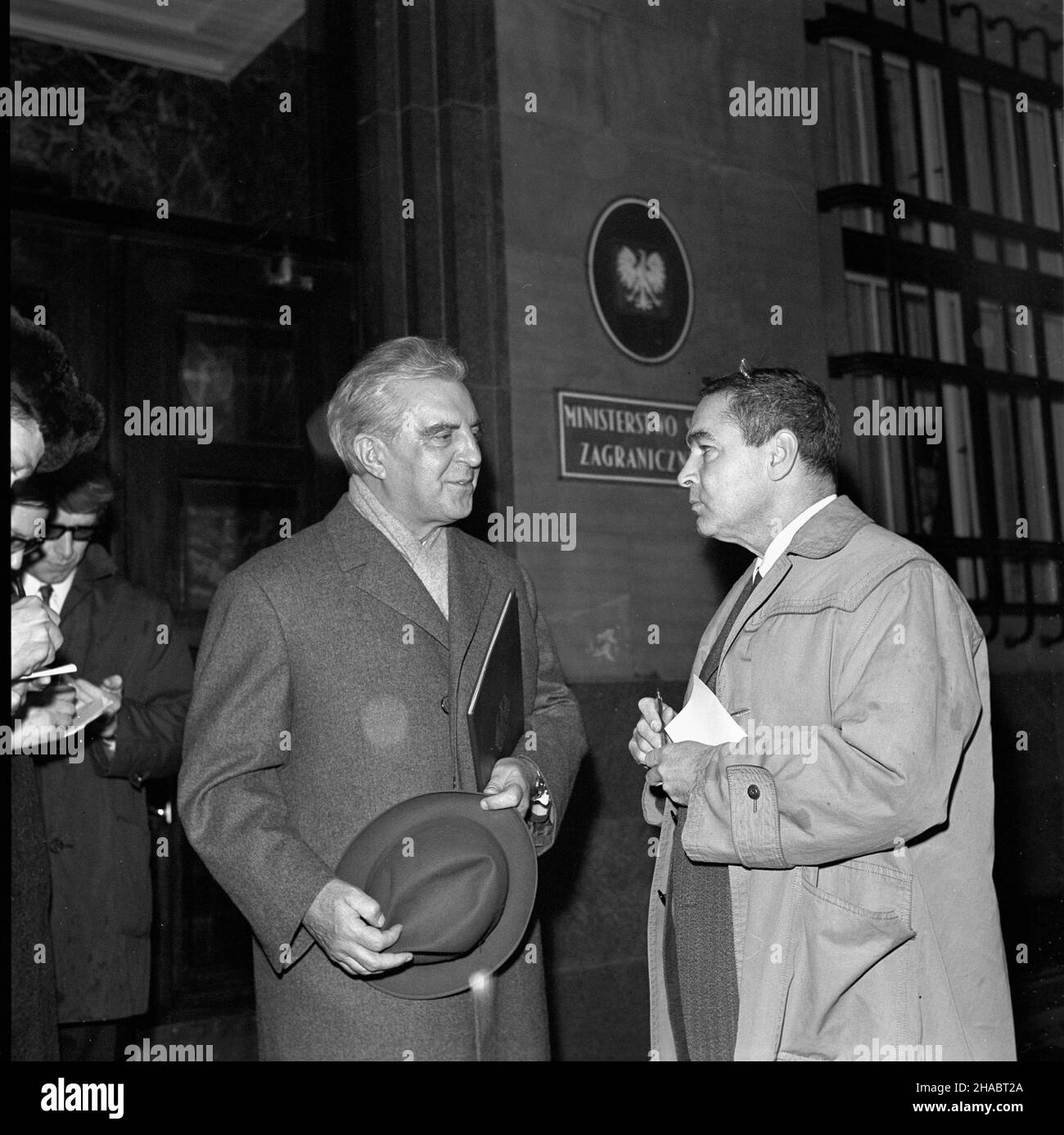 Warszawa, 1969-11. Zef misji handlowej RFN Henryk Boexs przed gmachem Ministerstwa Spraw Zagranicznych. kw PAP/Zbigniew Matuszewski Dok³adny dzieñ wydarzenia nieustalony. Varsavia, novembre 1969. Nella foto: Capo della missione commerciale della Repubblica Federale tedesca Henryk Boex di fronte all'edificio del Ministero degli Esteri. kw PAP/Zbigniew Matuszewski Foto Stock